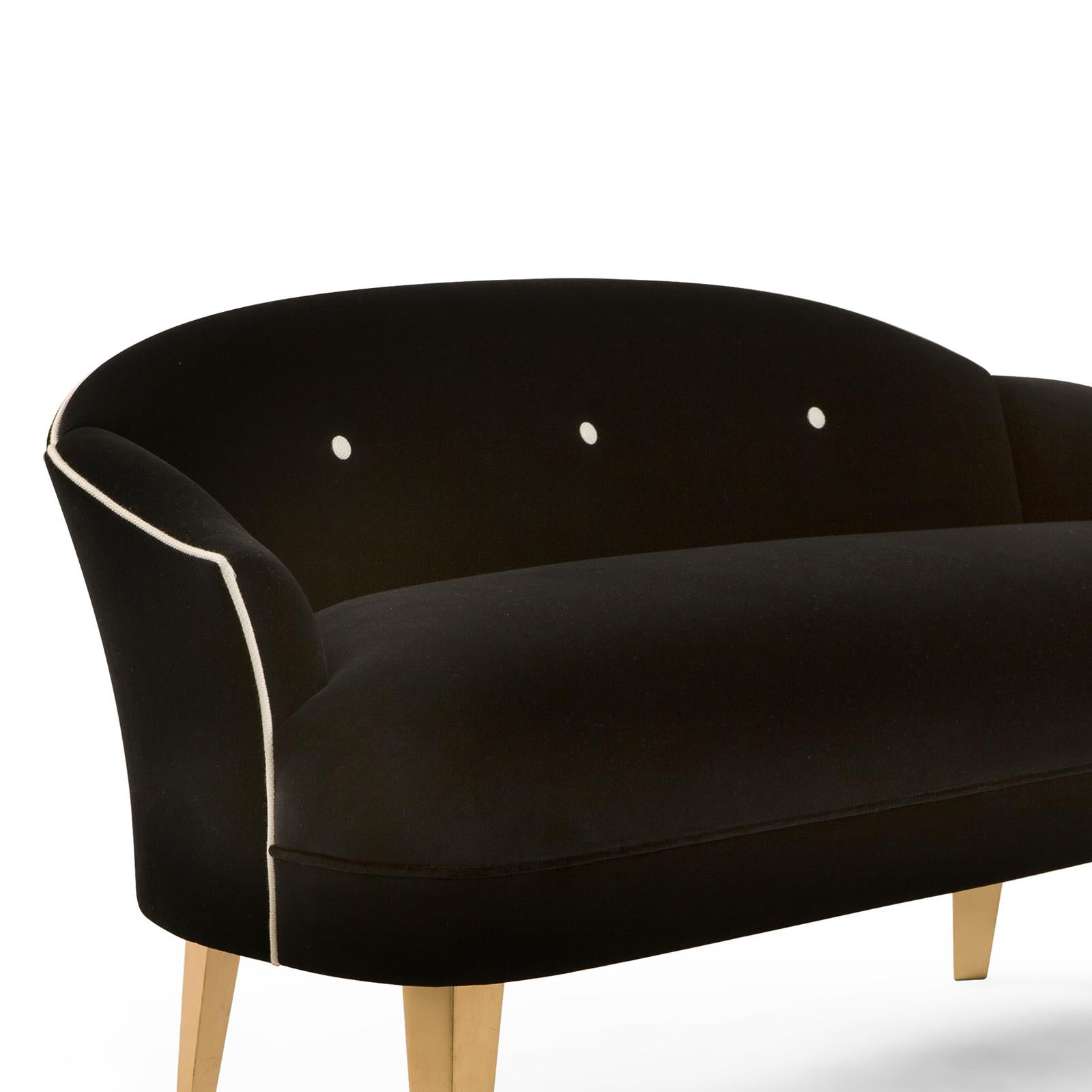 Sofa Frenchy with structure in solid wood.
Covered with black velvet fabric high quality
fabric. Feet in solid wood with gold finish painting.
Also available with other fabrics on request.