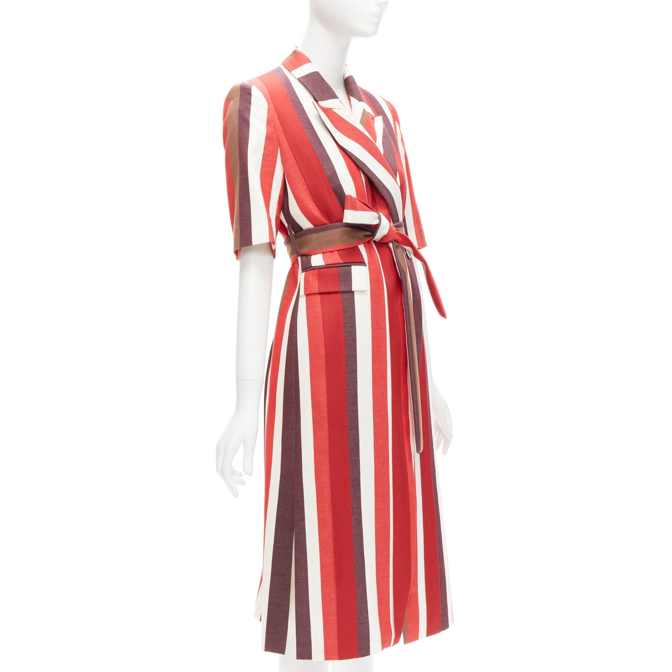 FRENKEN red bold graphic stripes cotton tie belt long coat IT34 XXS
Reference: CELG/A00371
Brand: Frenken
Material: Cotton, Blend
Color: Red, White
Pattern: Striped
Closure: Belt
Lining: Cream Fabric
Extra Details: Slightly padded at shoulders.