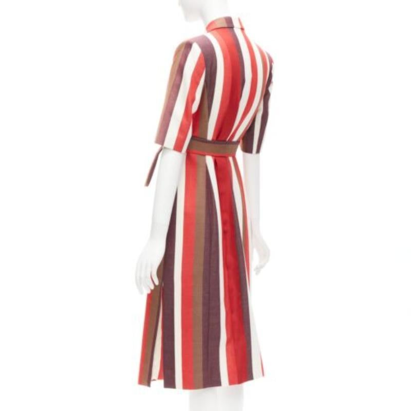 FRENKEN rosso a righe grafiche in cotone con cintura a cravatta Cappotto lungo IT34 XXS in vendita 1