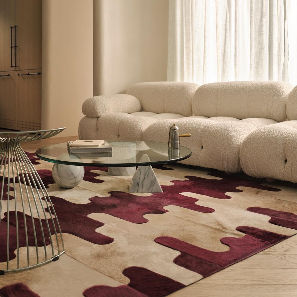 Fresca y moderna, la alfombra Divina se inspira en el famoso suelo de mármol ondulado de Villa Bussani, en Milán. Su fluido diseño bicolor es suave y llamativo a la vez, en Caramelo natural y Ciruela tinta.
La Divina está cosida con hilo de nailon