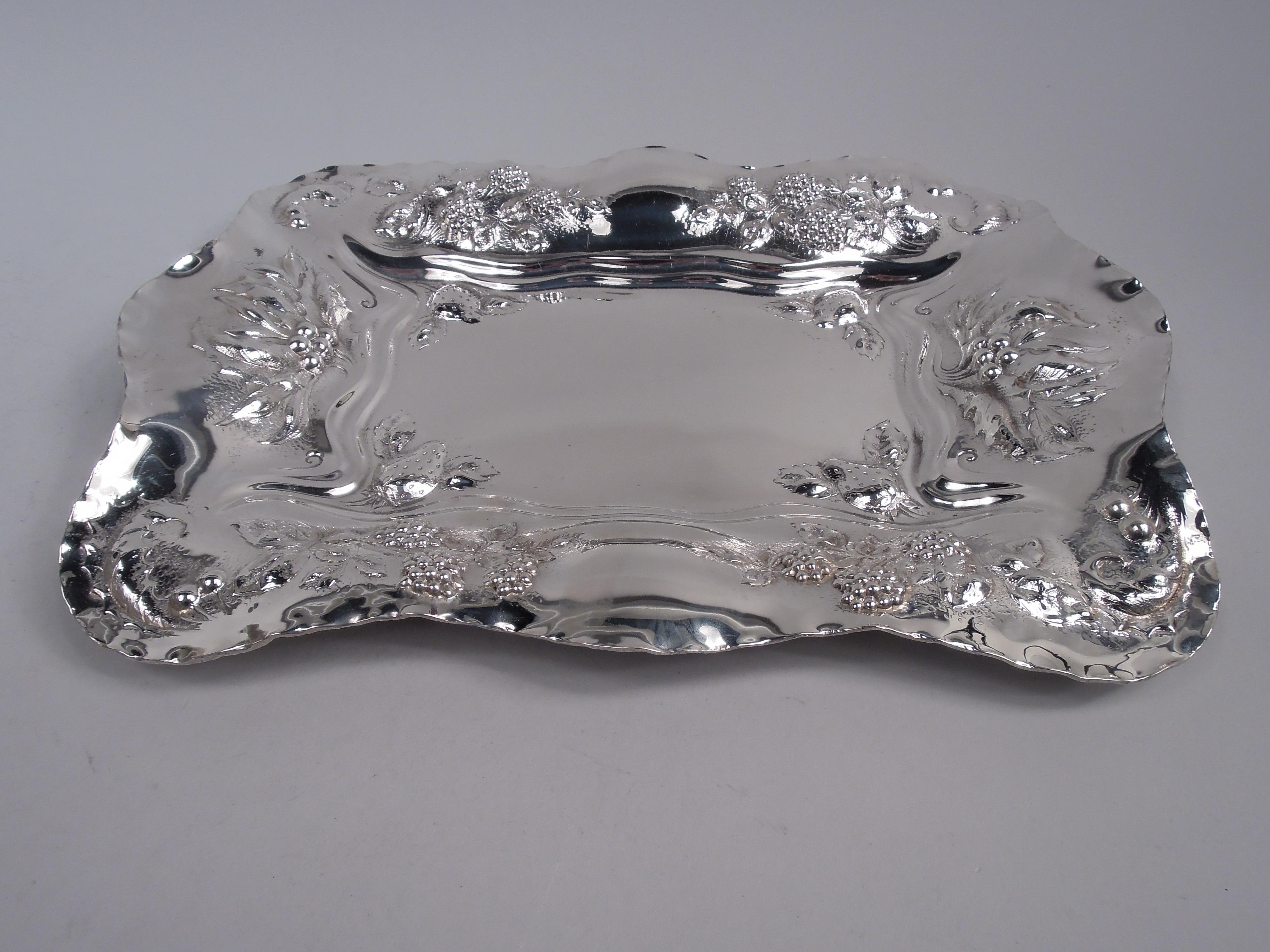 Set da dessert in argento sterling in stile Art Nouveau, fresco e genuino. Prodotto dalla Mauser Manufacturing Co. di New York, nel 1900 circa. Questo set comprende 1 vassoio rettangolare e 12 piatti rotondi. Pozzi sagomati e spalle ondulate e