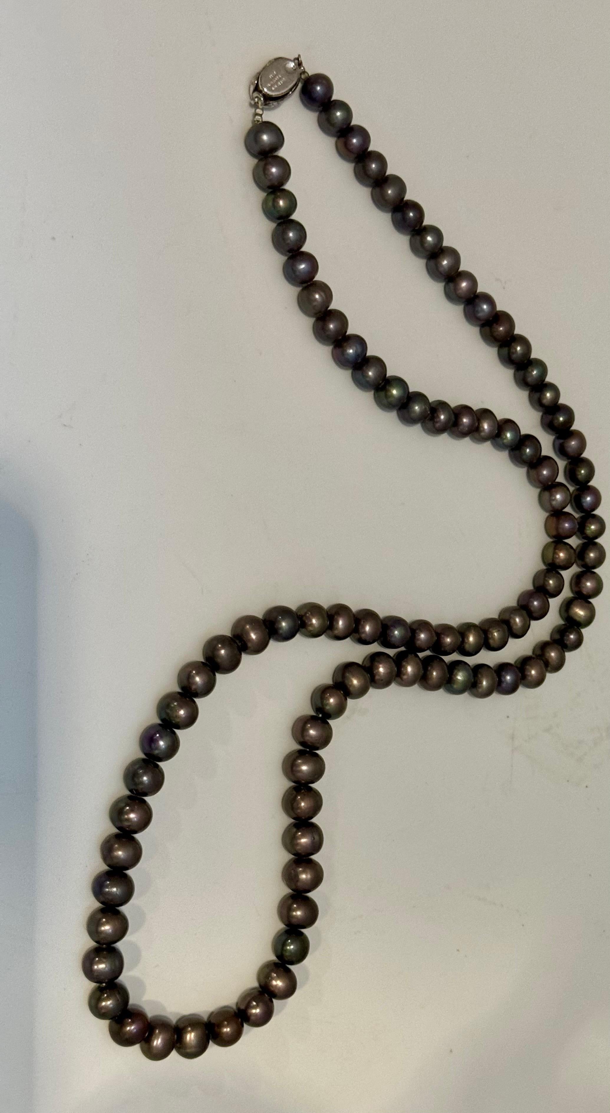 Taglio rotondo Collana a filo singolo di perle nere fresche d'acqua, lunghezza Opera, chiusura in argento in vendita