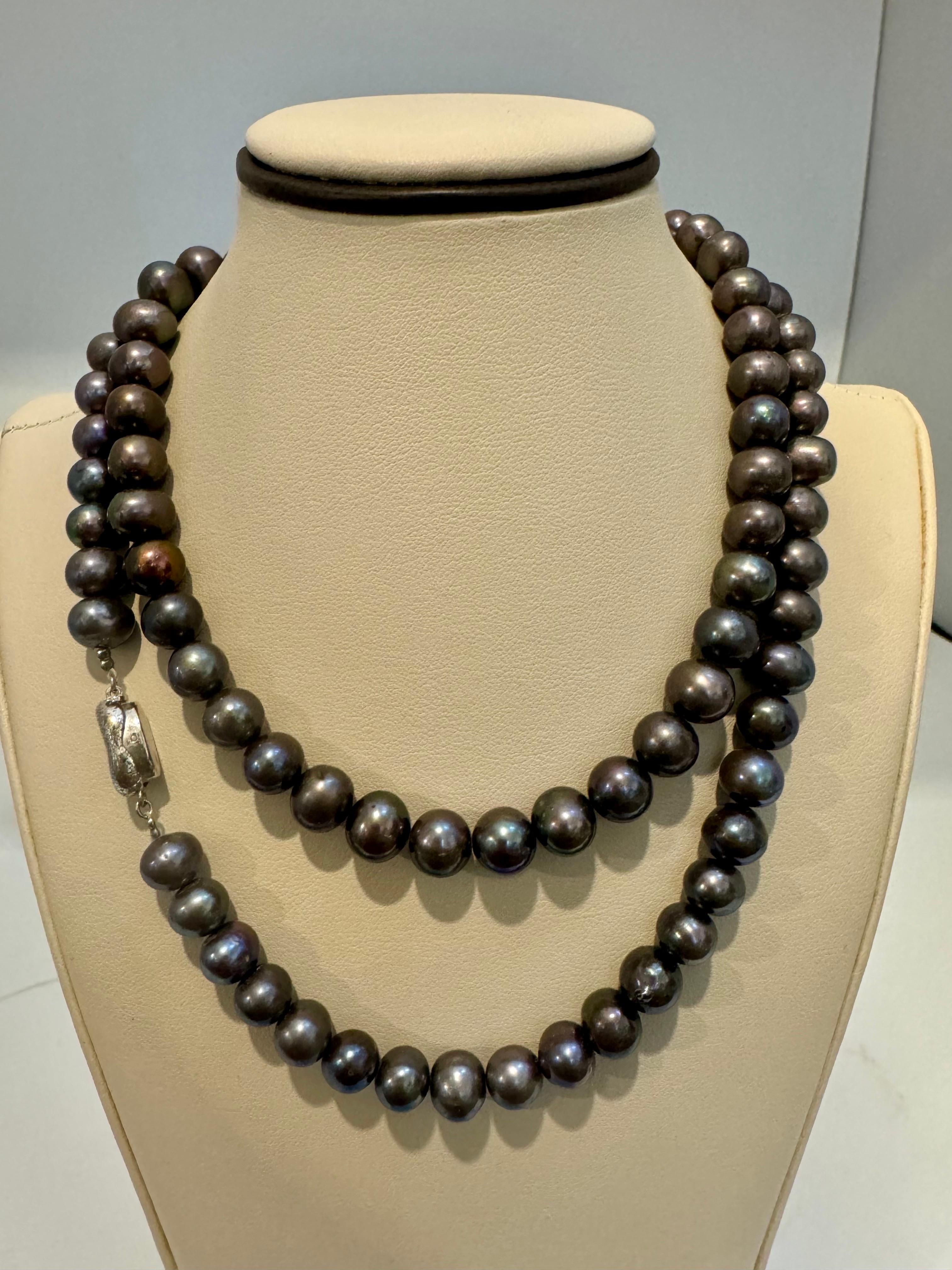 Collana a filo singolo di perle nere fresche d'acqua, lunghezza Opera, chiusura in argento In condizioni ottime in vendita a New York, NY
