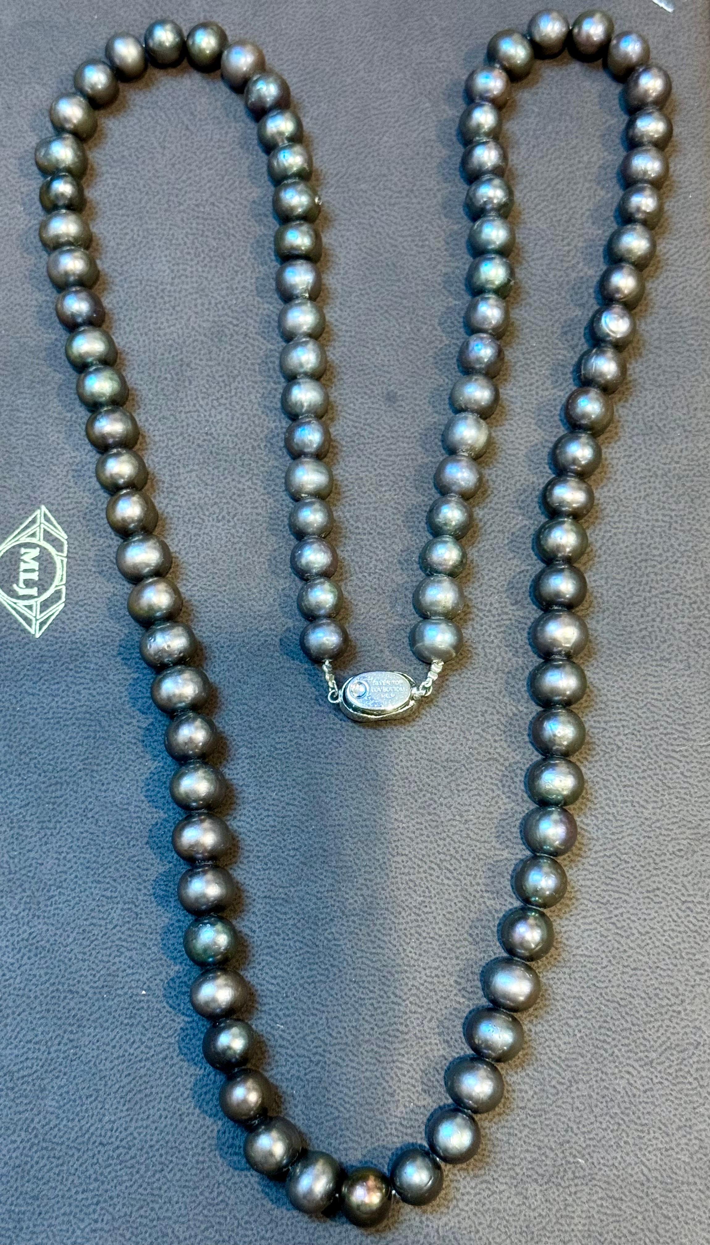 Donna Collana a filo singolo di perle nere fresche d'acqua, lunghezza Opera, chiusura in argento in vendita