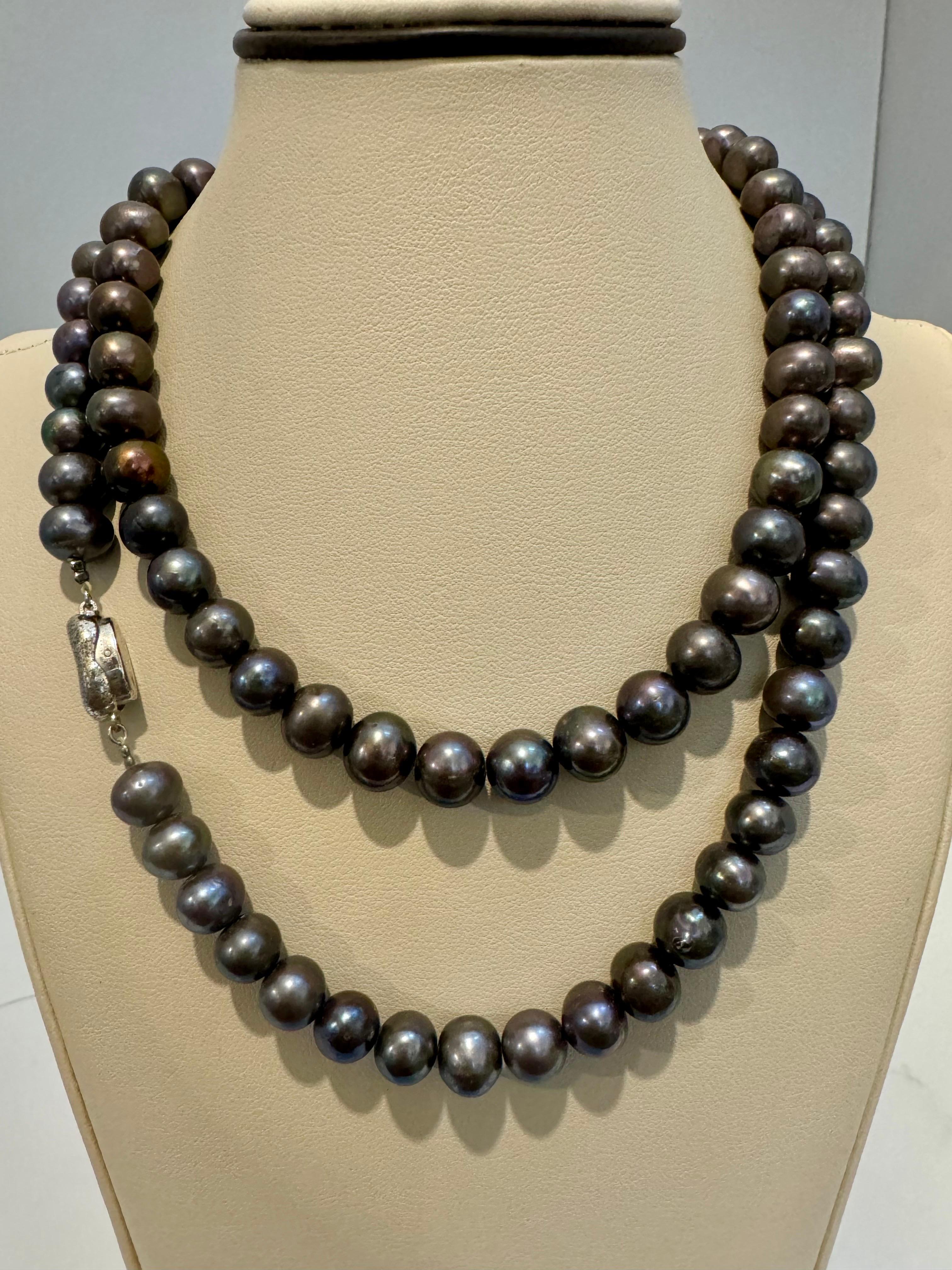 Collana a filo singolo di perle nere fresche d'acqua, lunghezza Opera, chiusura in argento in vendita 1