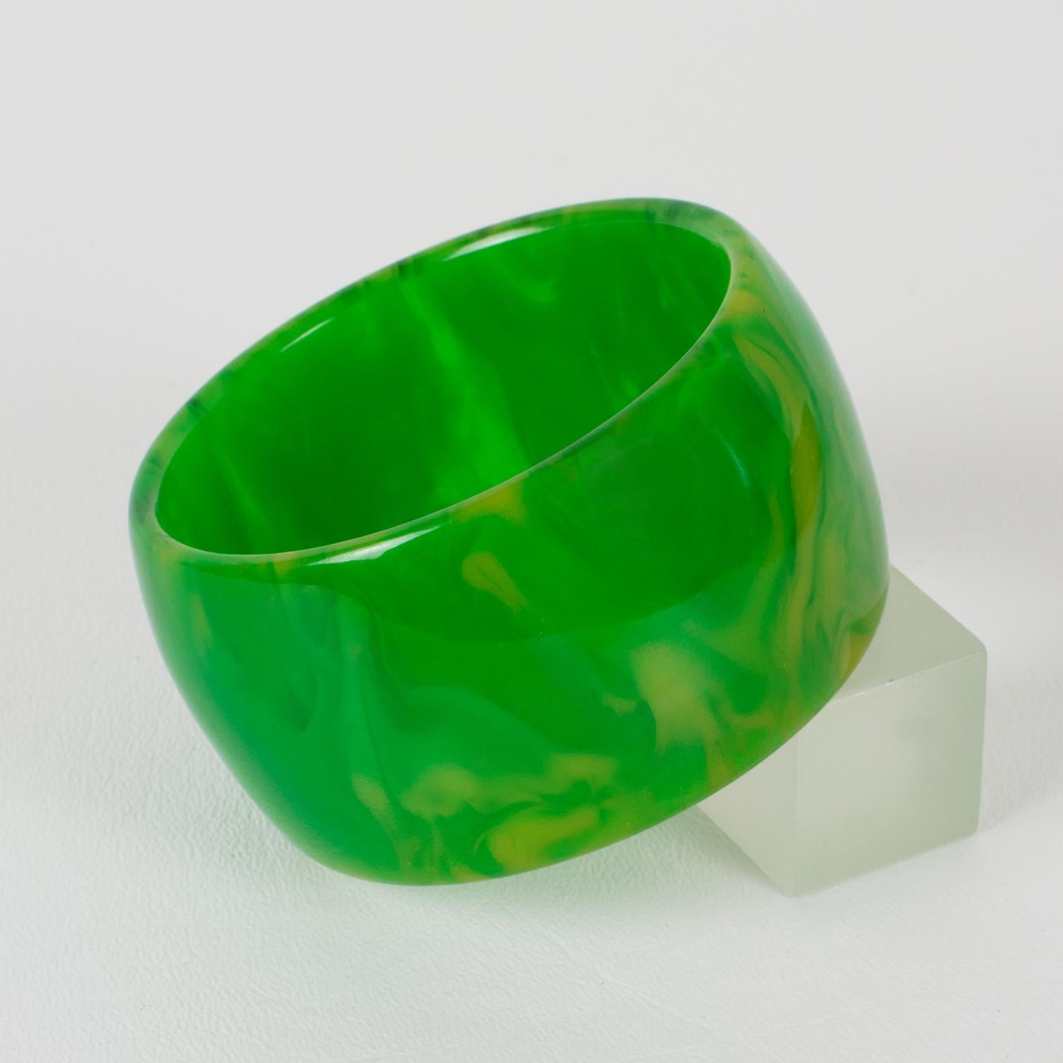 Donna Bracciale in bachelite con marmo di erba fresca in vendita