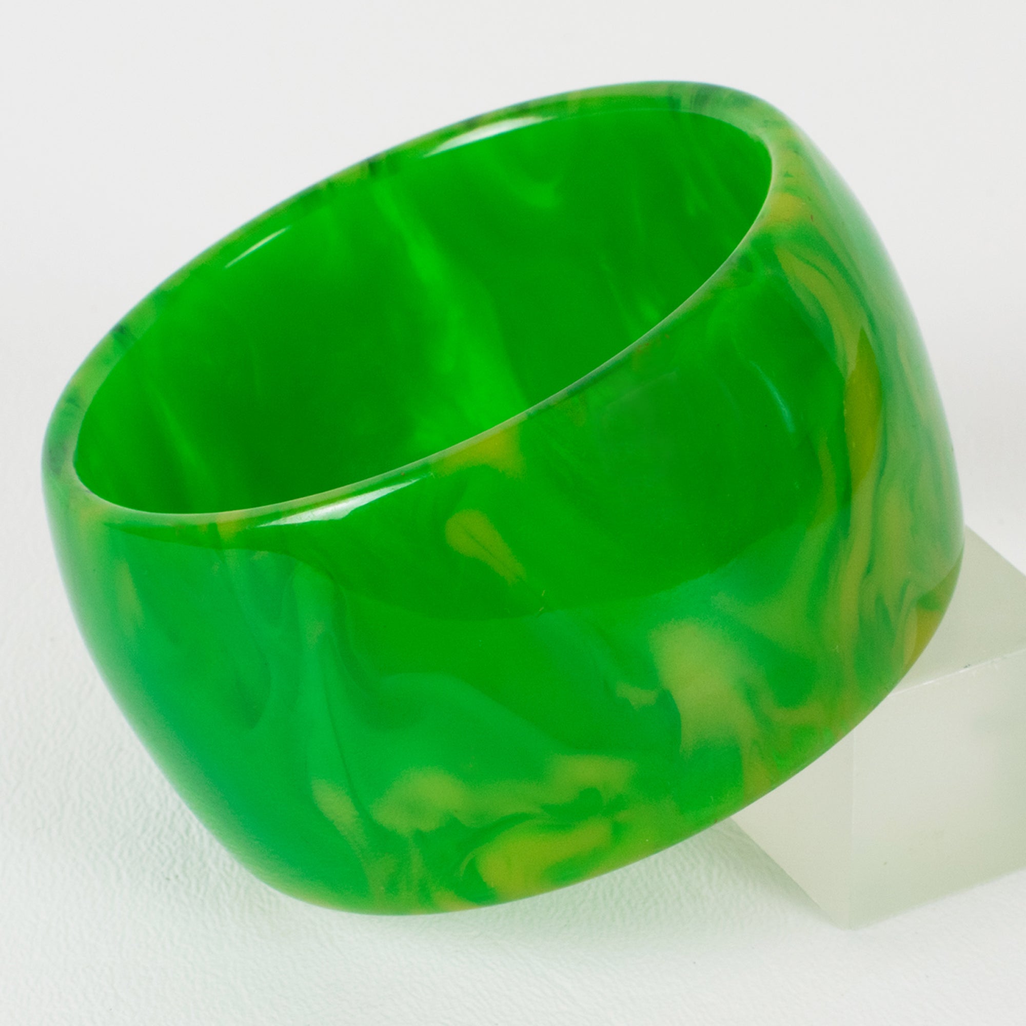 Fresh Green Grass Marble Extra-Wide Bakelite Bangle Bracelet im Angebot