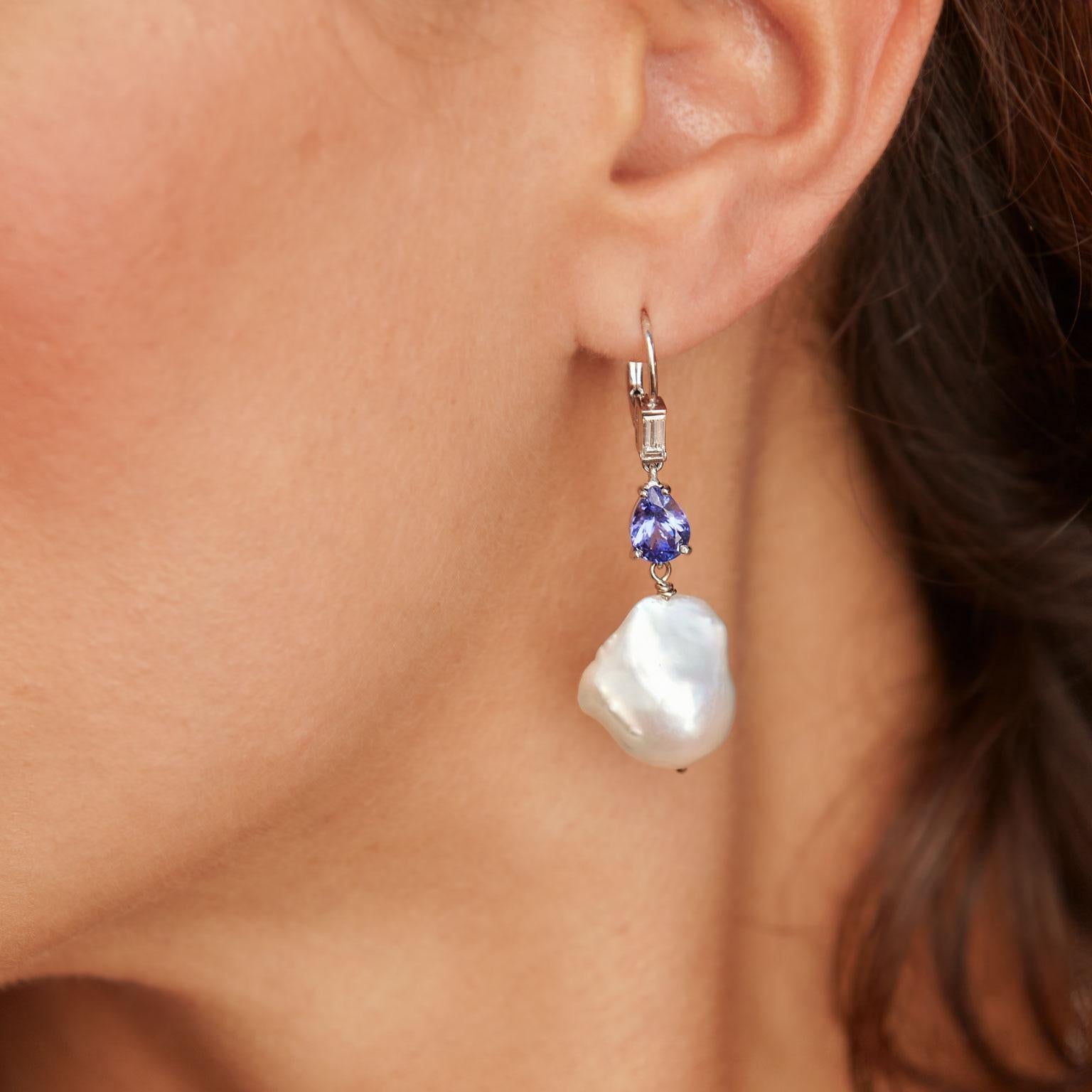 Taille poire Boucles d'oreilles en goutte en or blanc avec perles baroques d'eau douce, tanzanite et diamants, faites à la main en vente