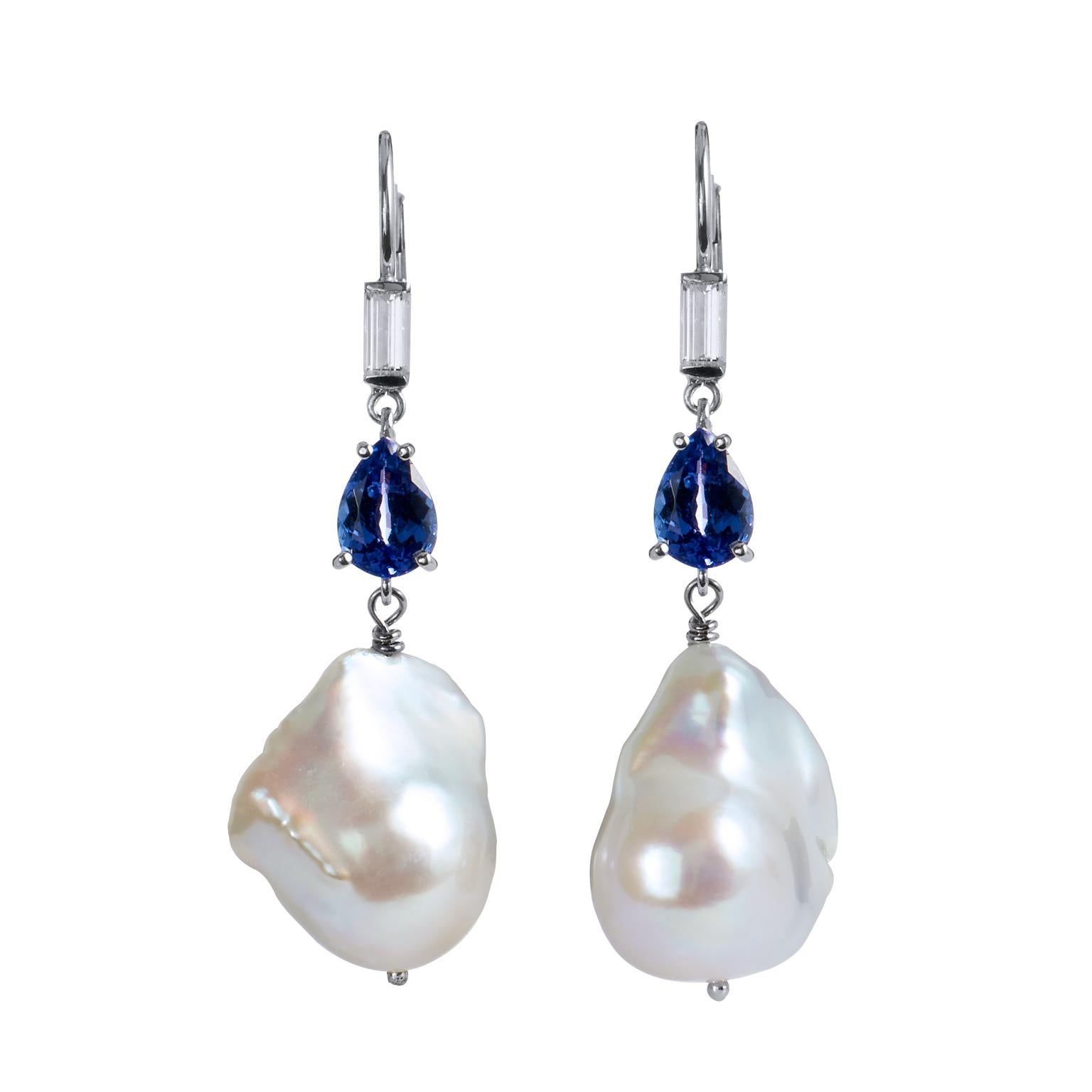 Boucles d'oreilles en goutte en or blanc avec perles baroques d'eau douce, tanzanite et diamants, faites à la main Neuf - En vente à Miami, FL