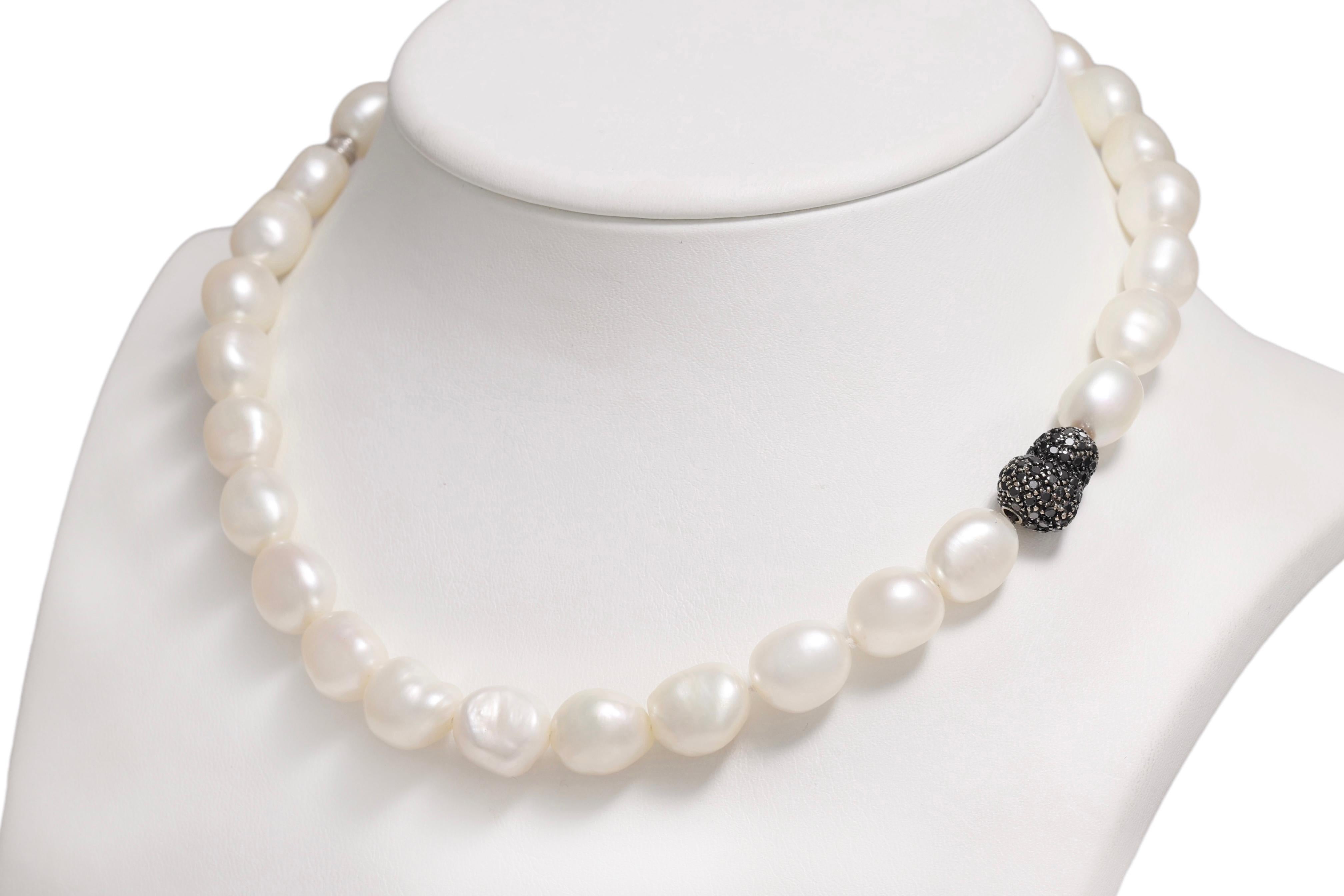 Fresh Water Baroque Pearl Necklace With Gold Lock Set With 1.5ct Black Diamonds In New Condition For Sale In Antwerp, BE
