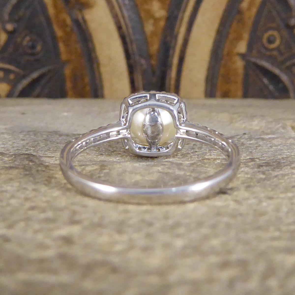 Quadratischer Halo-Ring aus Weißgold mit Süßwasserzuchtperle und Diamant (Rundschliff) im Angebot