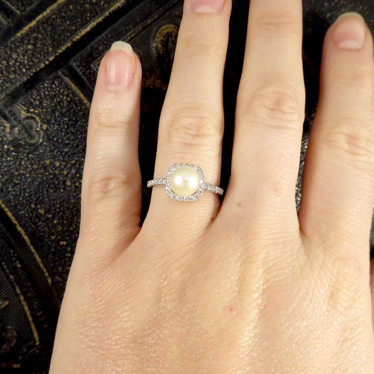 Quadratischer Halo-Ring aus Weißgold mit Süßwasserzuchtperle und Diamant Damen im Angebot