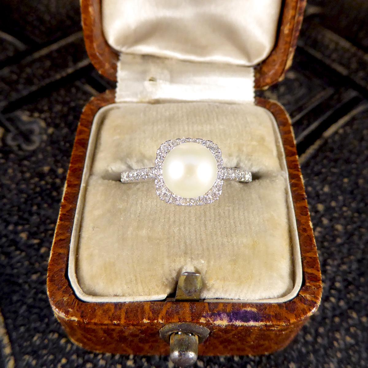 Quadratischer Halo-Ring aus Weißgold mit Süßwasserzuchtperle und Diamant im Angebot 1