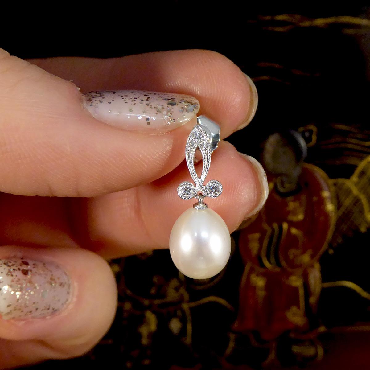 Art déco Boucles d'oreilles pendantes en or blanc 18 carats, perles de culture d'eau douce et diamants en vente