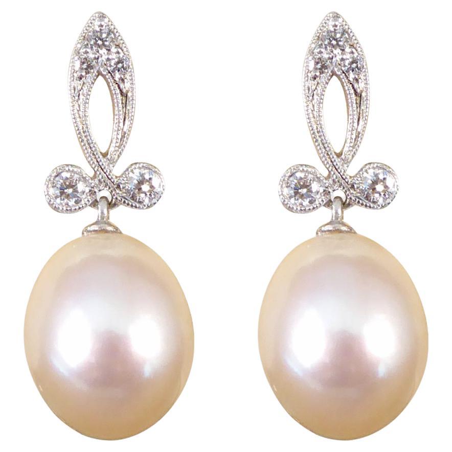 Boucles d'oreilles pendantes en or blanc 18 carats, perles de culture d'eau douce et diamants en vente