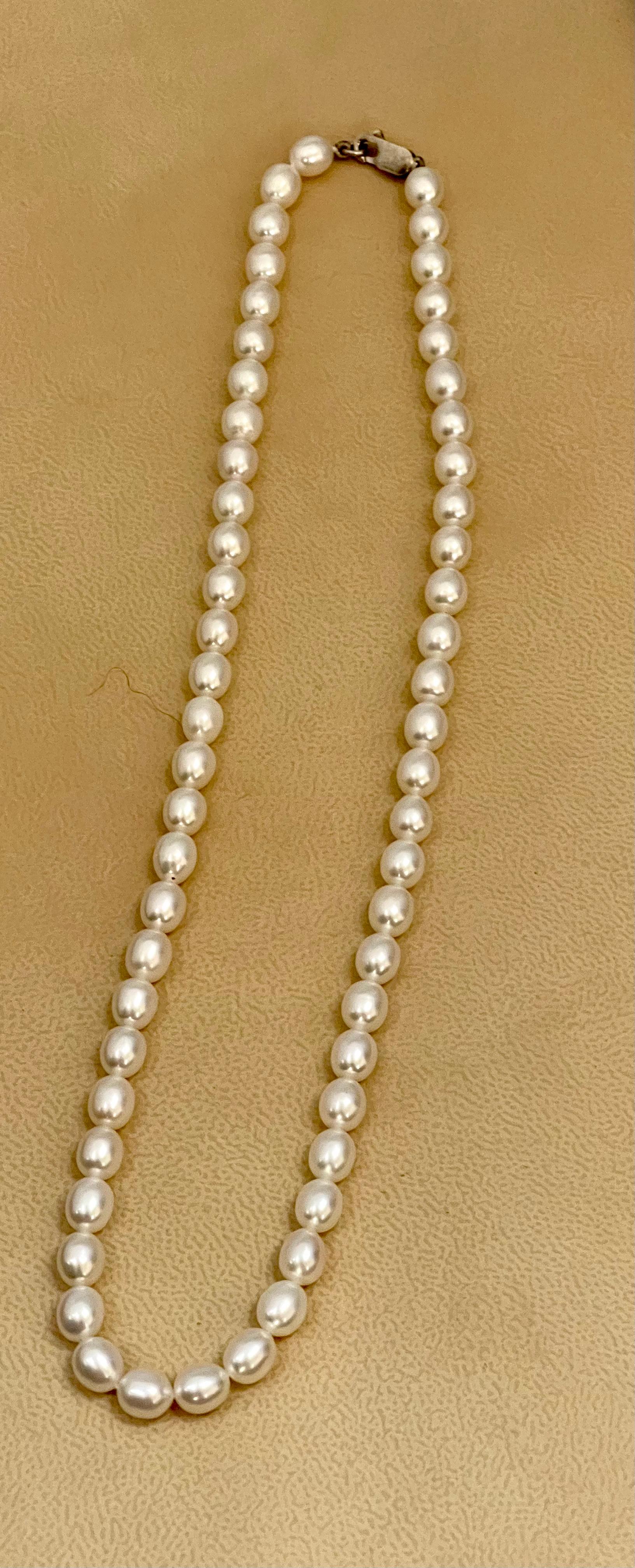 Collana a filo singolo di perle d'acqua dolce allungate, chiusura d'argento in vendita 2