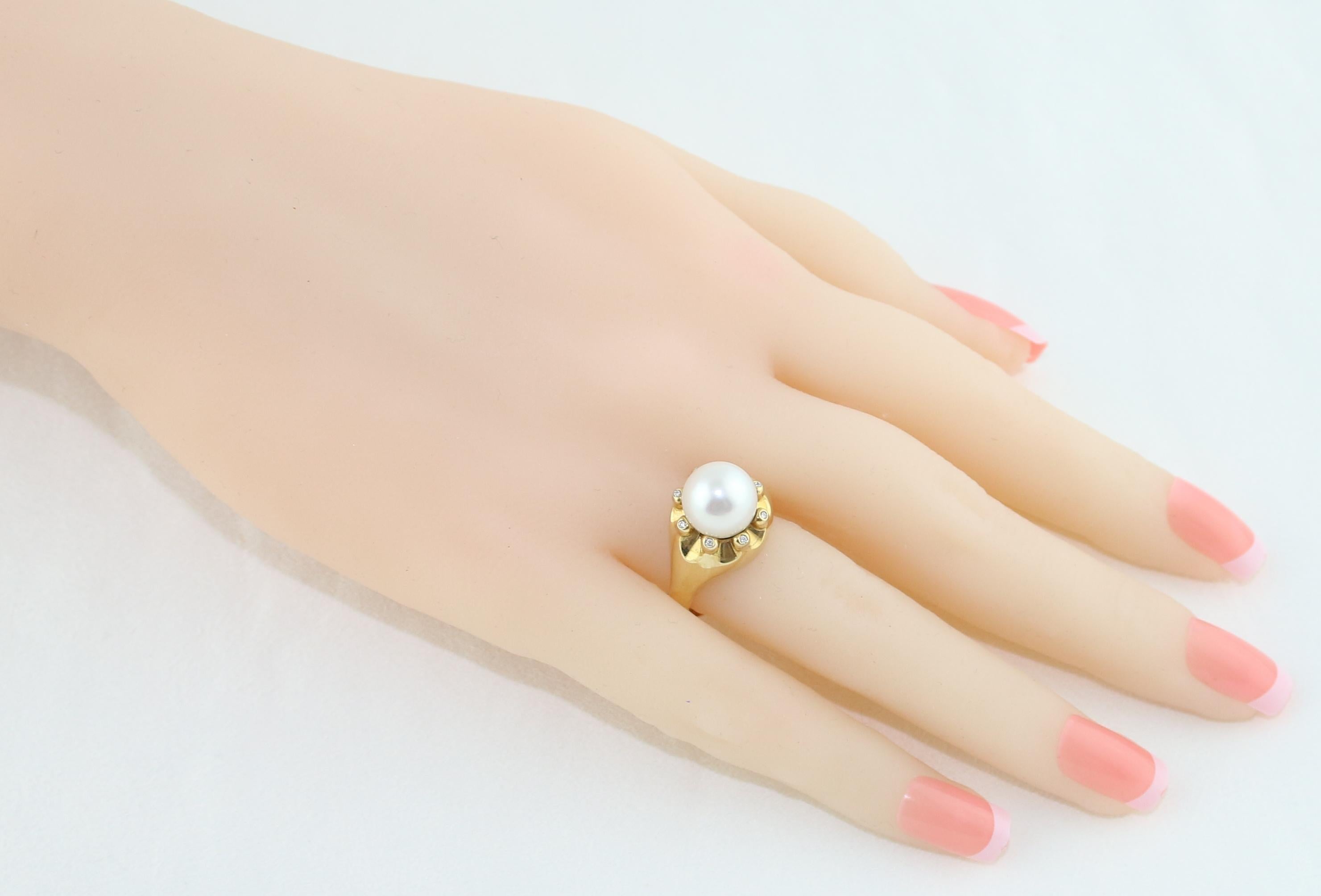 Fresh Water Pearl and Diamond Gold Ring In New Condition For Sale In New York, NY