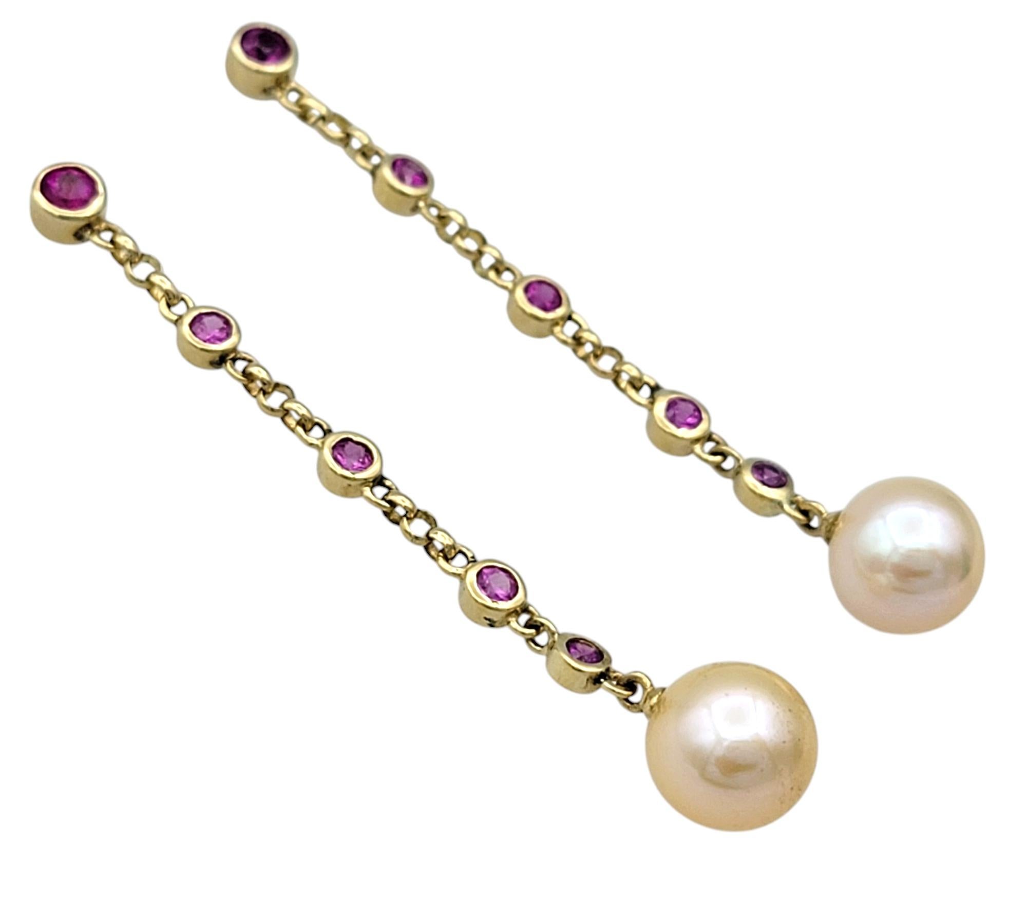 Ajoutez une touche d'élégance intemporelle à votre collection de bijoux avec ces superbes boucles d'oreilles gouttes, mélange harmonieux de douce féminité et de design luxueux. Au bout de chaque boucle d'oreille se trouve une perle lumineuse rosée,