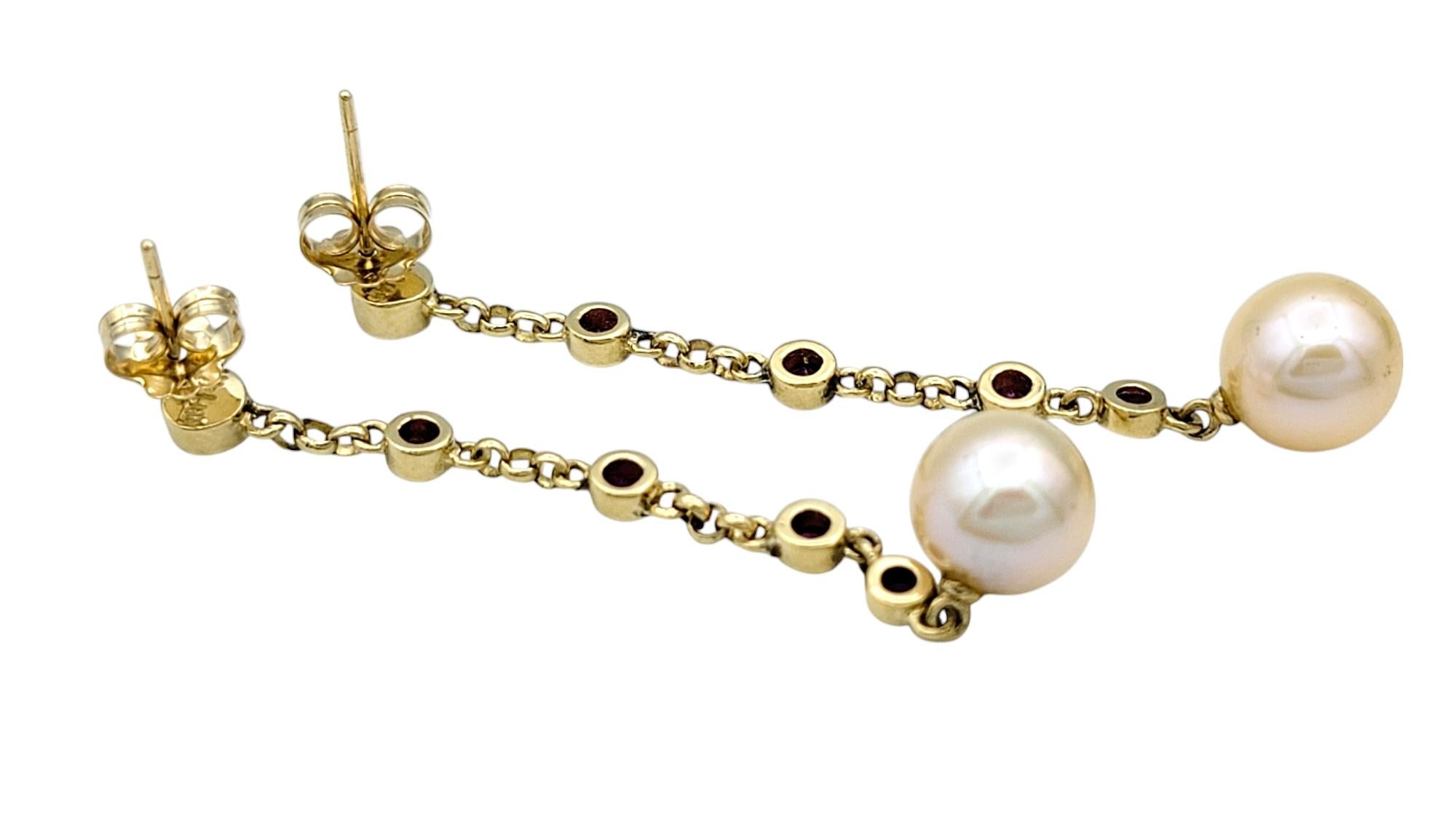 Contemporain Boucles d'oreilles pendantes en or jaune 14 carats avec perles d'eau douce et saphirs roses en vente