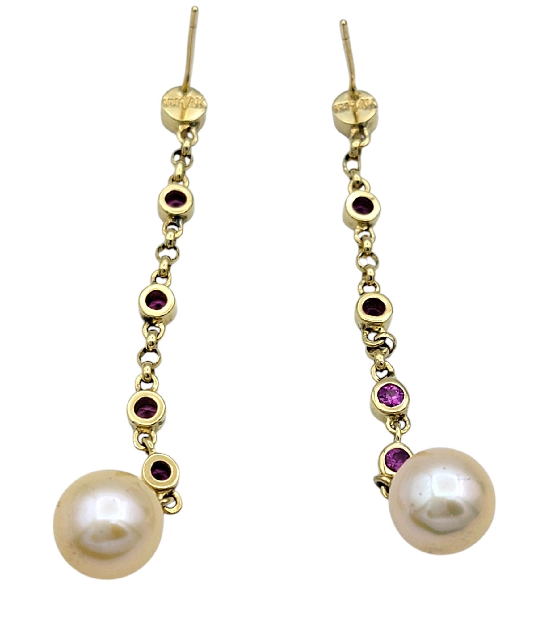 Taille ronde Boucles d'oreilles pendantes en or jaune 14 carats avec perles d'eau douce et saphirs roses en vente