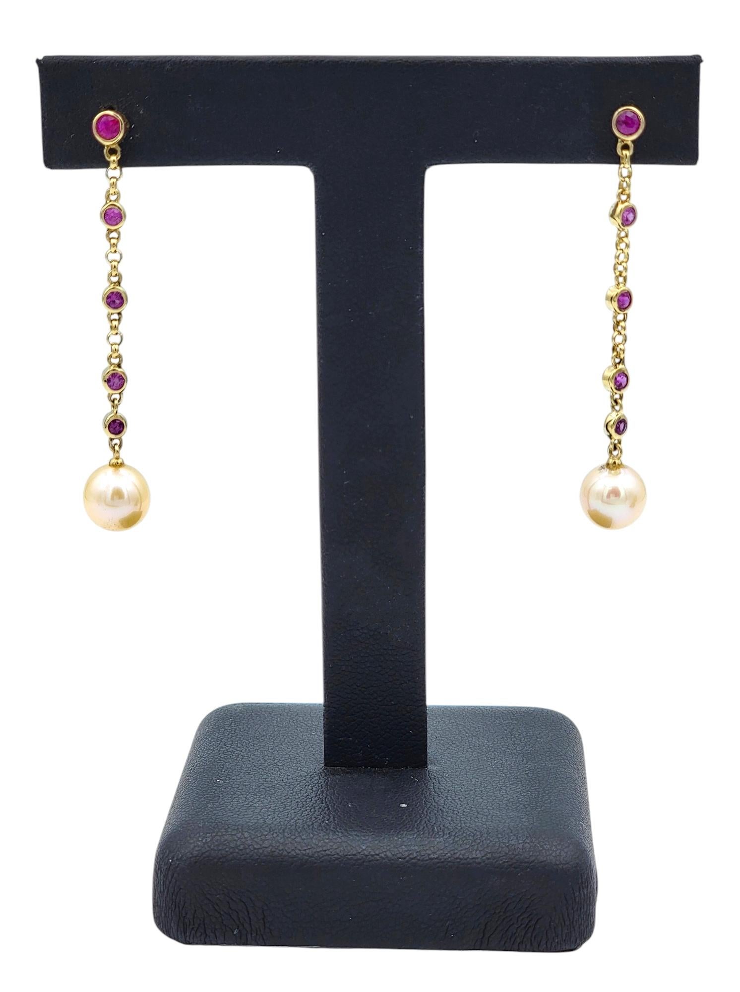 Boucles d'oreilles pendantes en or jaune 14 carats avec perles d'eau douce et saphirs roses en vente 1