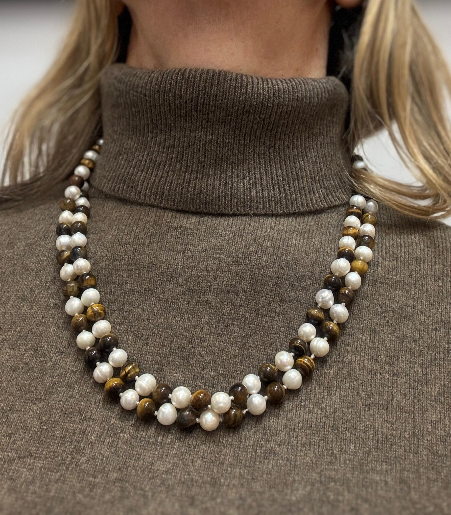 Donna Collana lunga di perle d'acqua dolce e perline occhio di tigre in vendita