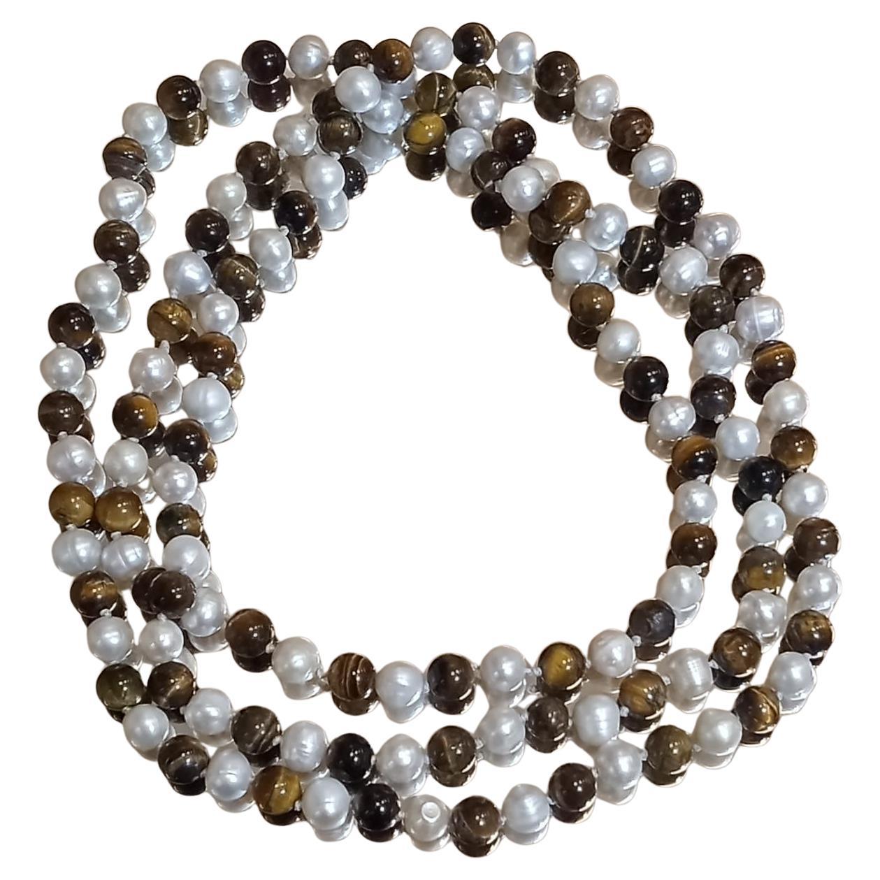 Collana lunga di perle d
acqua dolce e perline occhio di tigre in vendita