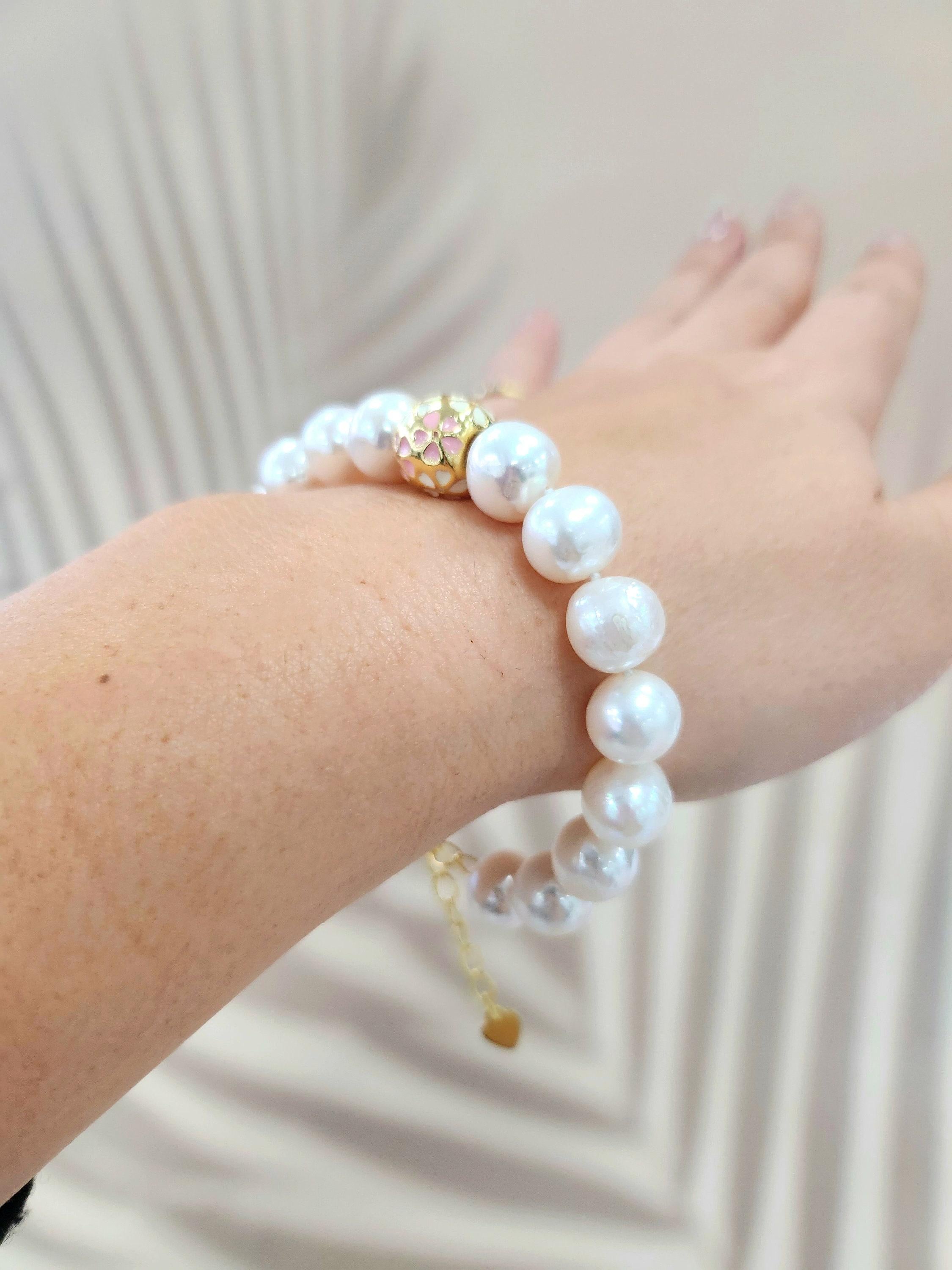 Moderno Bracciale con perle d'acqua dolce rosa e smalto bianco Sakura, placcato in oro in vendita
