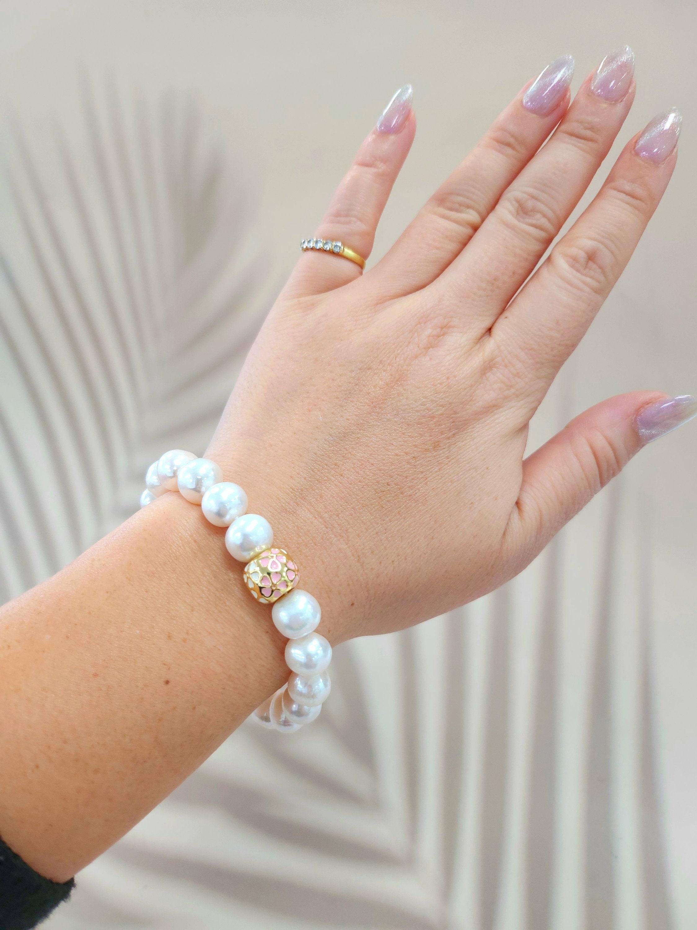 Perlina Bracciale con perle d'acqua dolce rosa e smalto bianco Sakura, placcato in oro in vendita