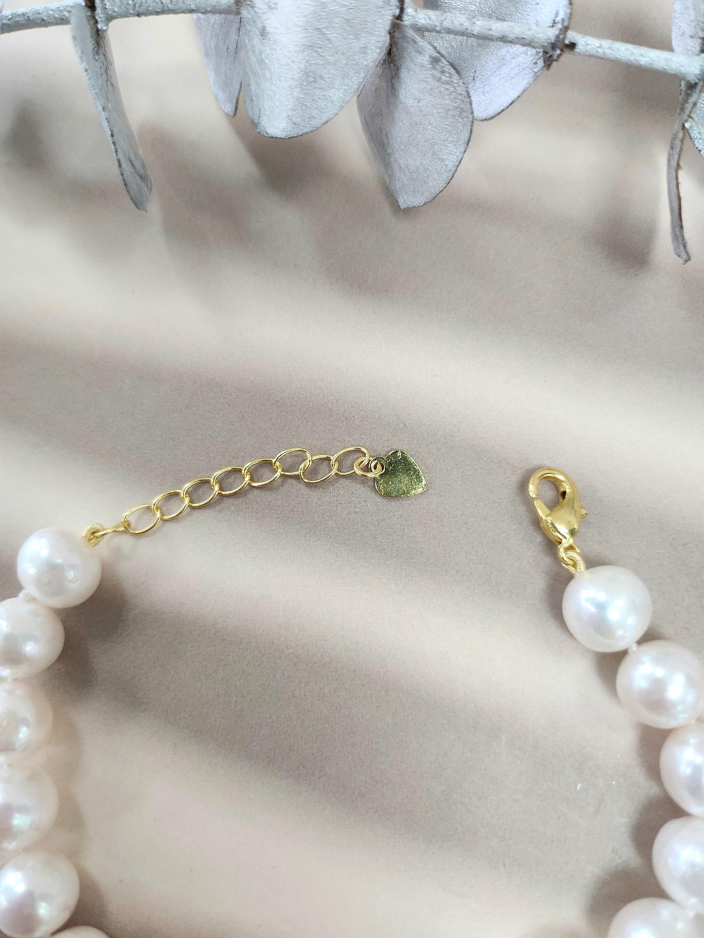 Bracciale con perle d'acqua dolce rosa e smalto bianco Sakura, placcato in oro In condizioni ottime in vendita a Los Angeles, CA