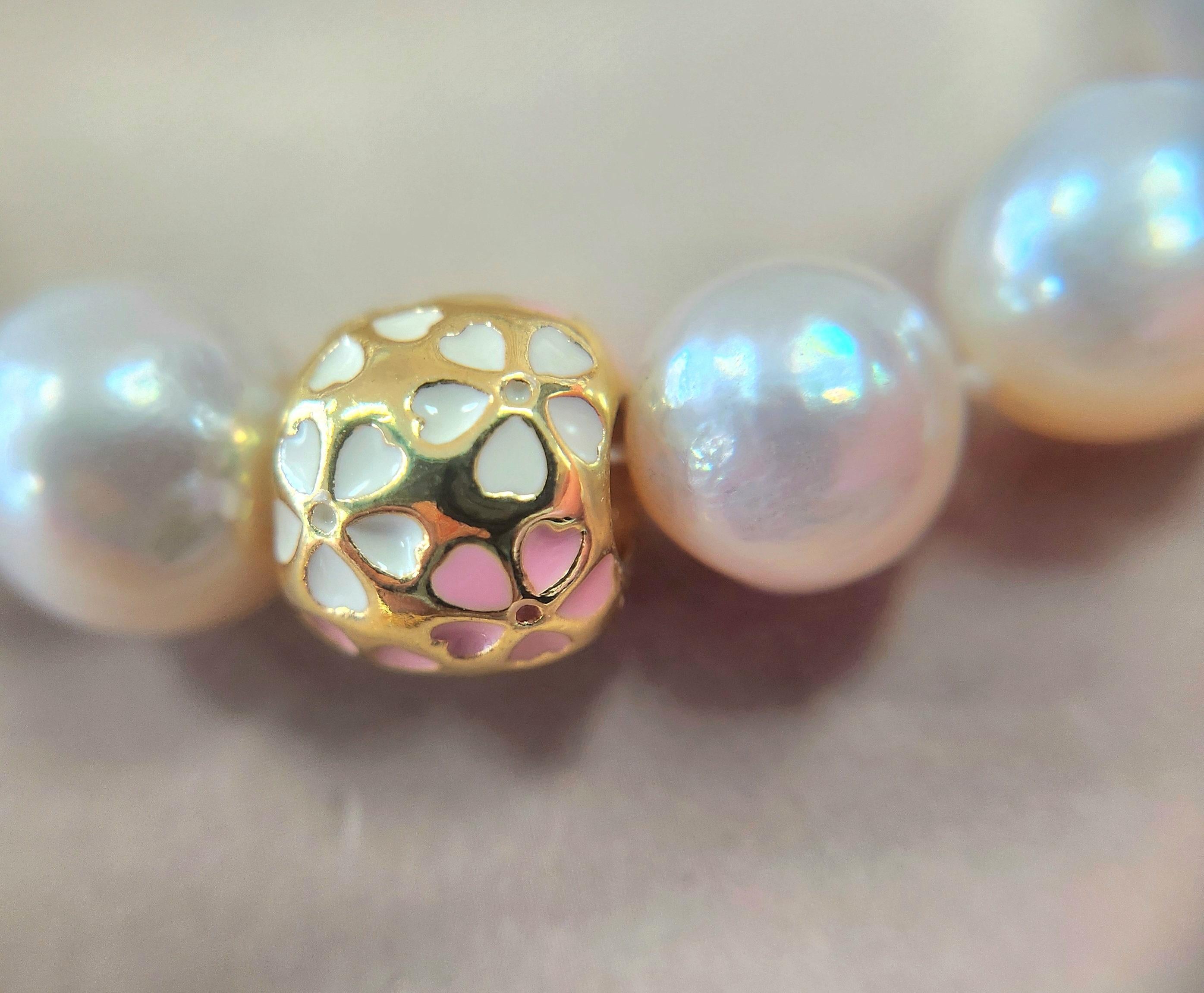 Donna Bracciale con perle d'acqua dolce rosa e smalto bianco Sakura, placcato in oro in vendita