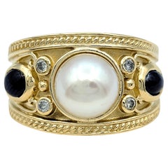 Anello a fascia con perle d'acqua dolce, zaffiri blu e diamanti, in oro 14 carati