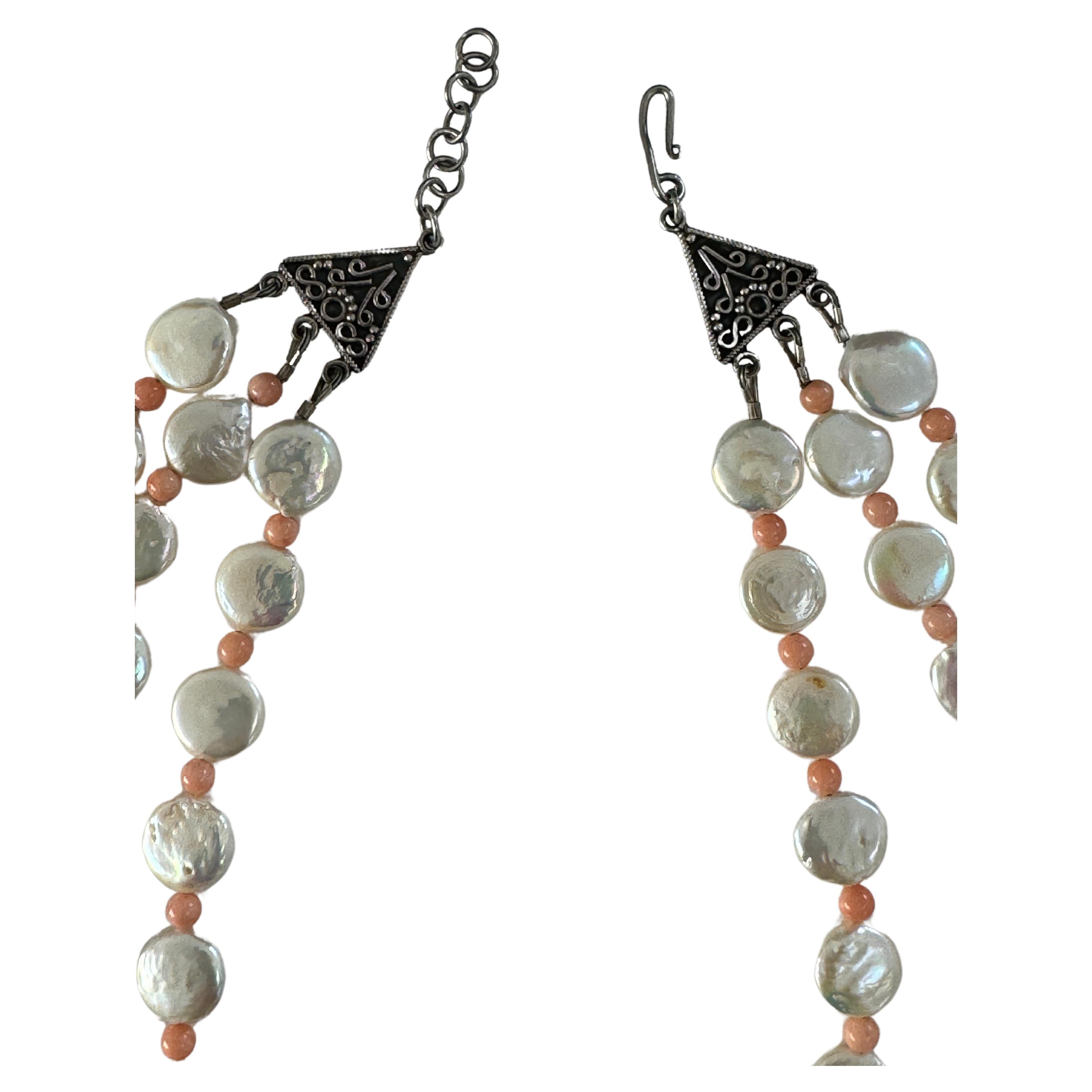 Collier trois brins en corail et perles d'eau douce 
Ce bracelet est fait à la main et se compose de trois rangs de perles d'eau douce en forme de poire avec des perles de corail rose. Le brin le plus court est d'environ 16