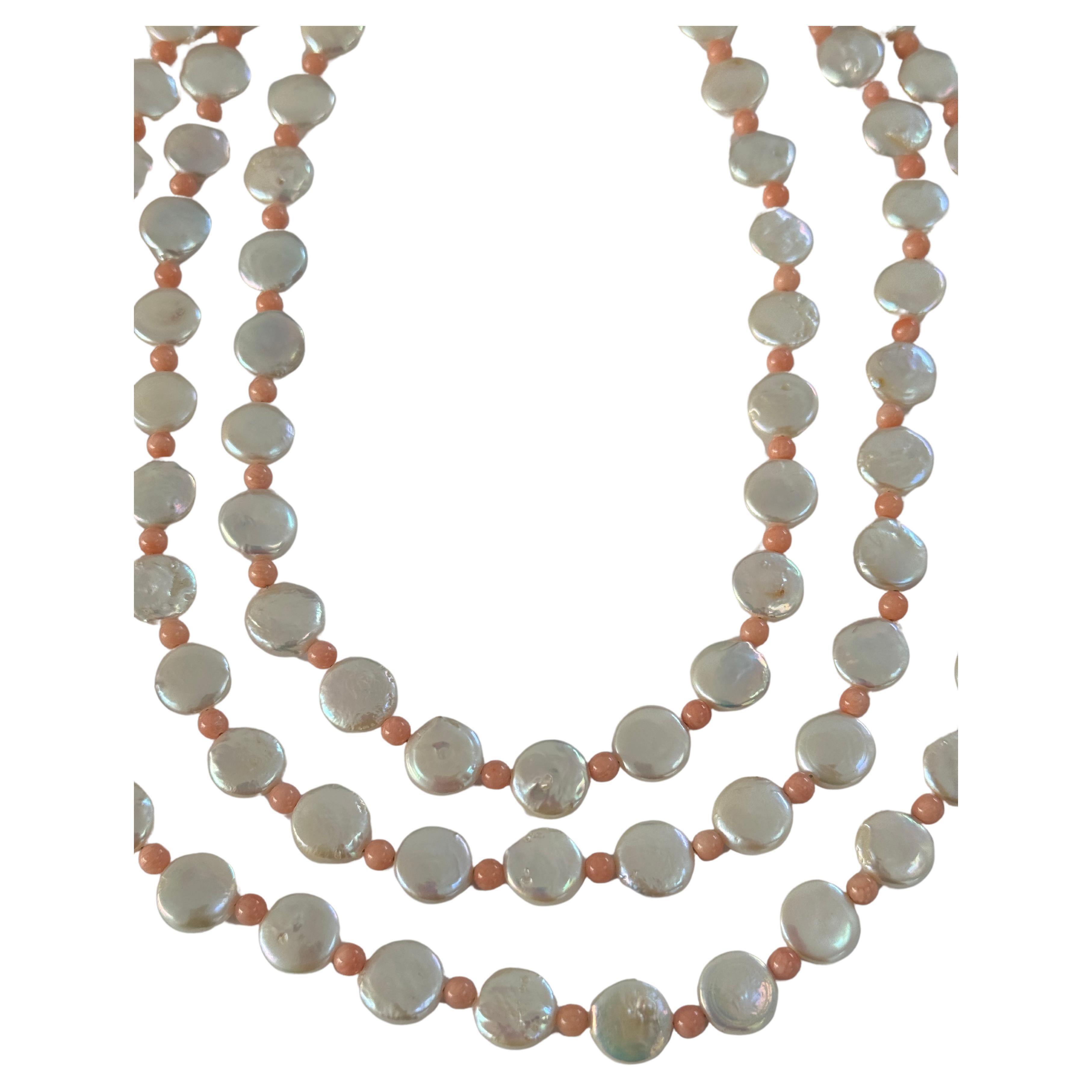Artiste Collier à trois rangs de perles blanches d'eau douce et corail en vente