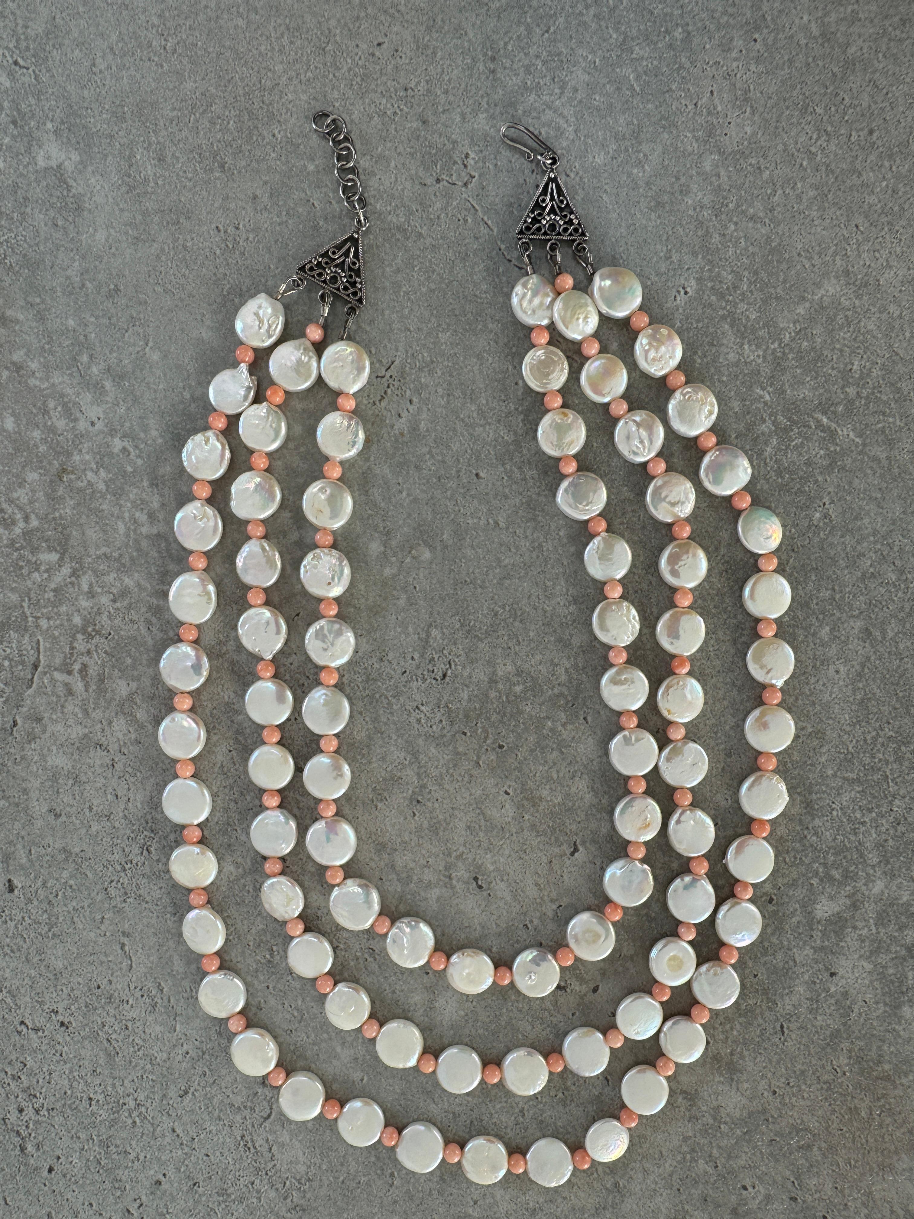 Taille ronde Collier à trois rangs de perles blanches d'eau douce et corail en vente