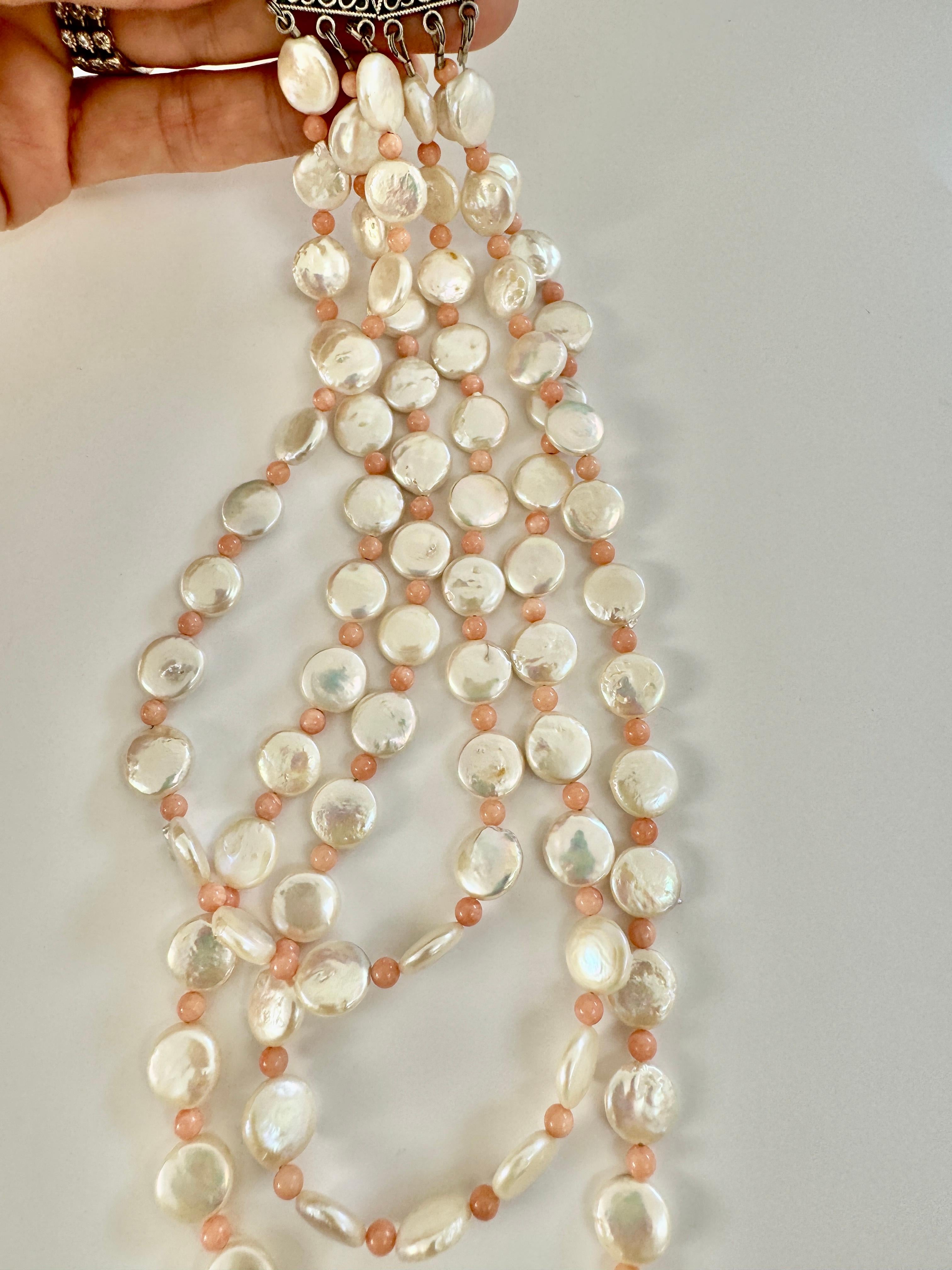 Collier à trois rangs de perles blanches d'eau douce et corail Neuf - En vente à Lake Worth, FL