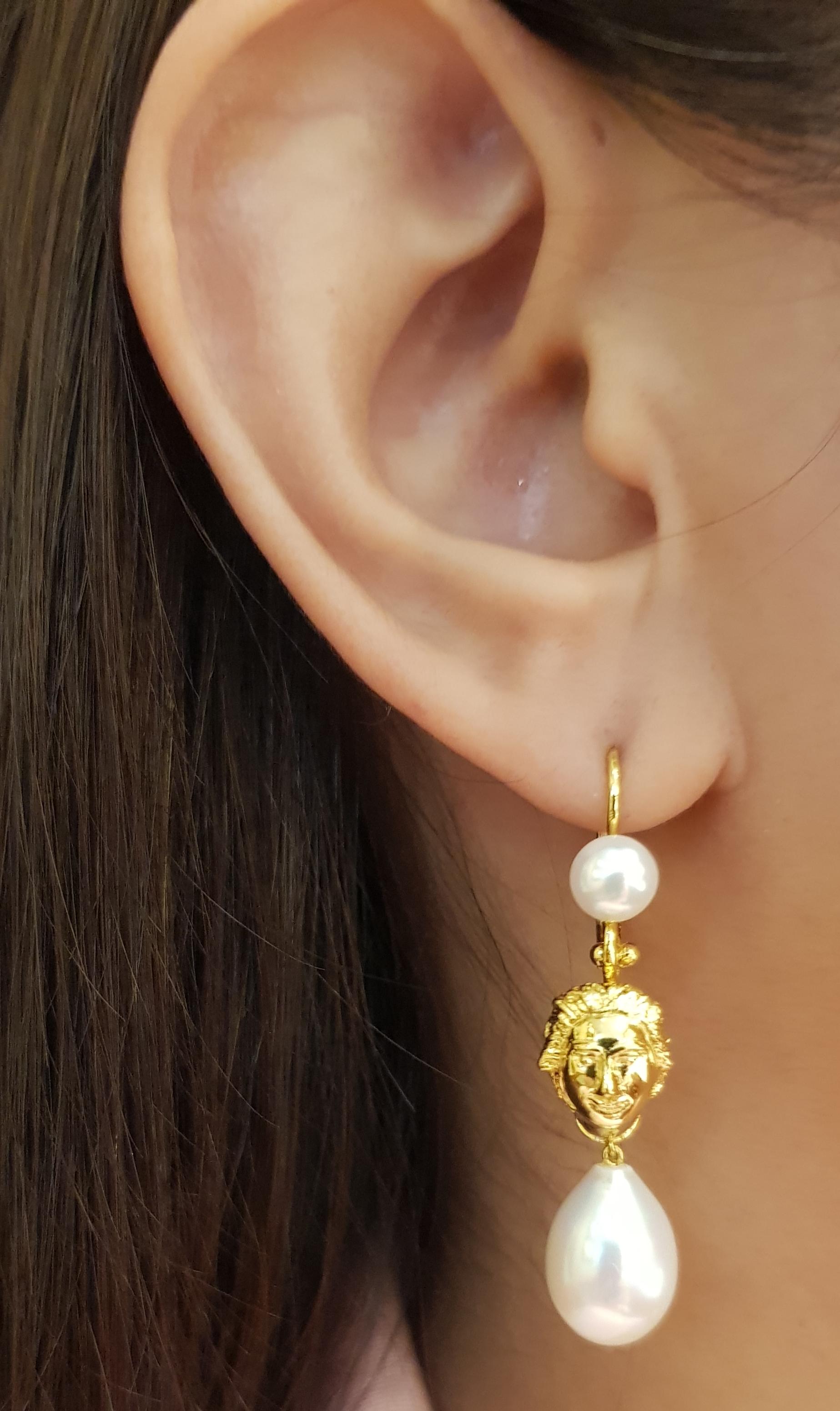 Süßwasserperlen-Ohrringe in 18 Karat Goldfassung

Breite:  1.0 cm 
Länge:  4.5 cm
Gesamtgewicht: 4,69 Gramm

