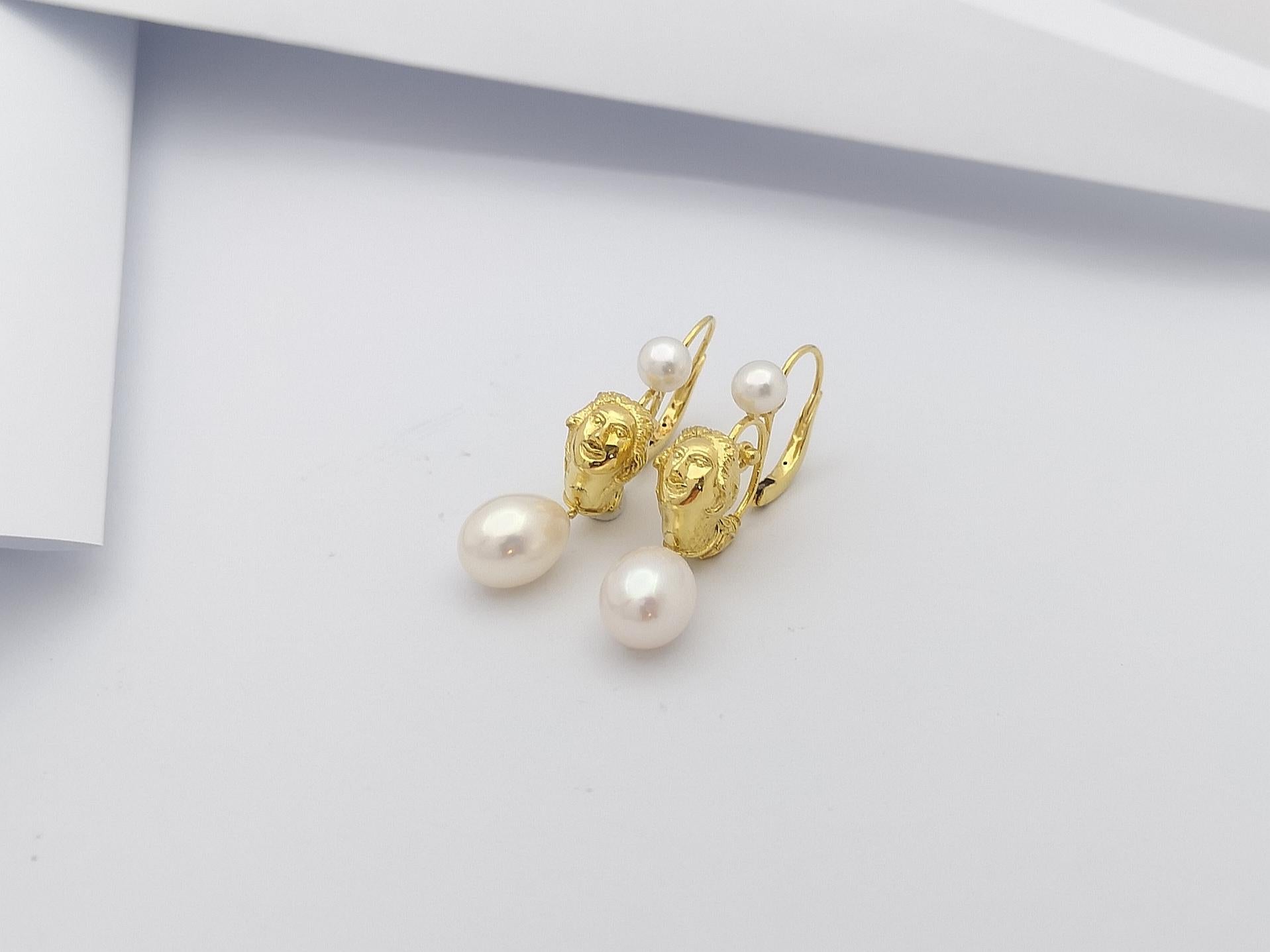 Fresh Water Pearl Earrings Set in 18 Karat Gold Settings In New Condition For Sale In Bangkok, TH