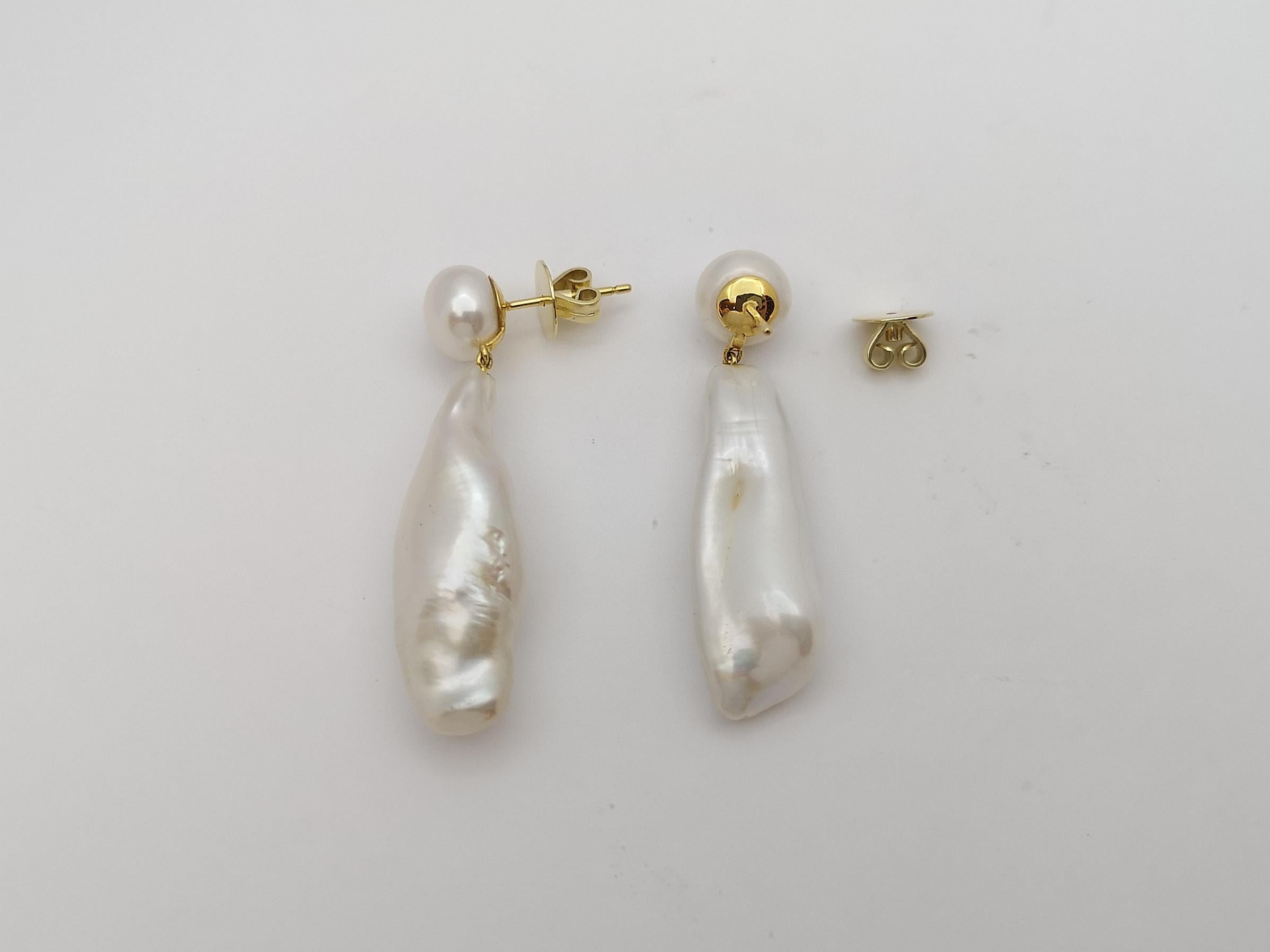Süßwasserperlen-Ohrringe in 18 Karat Goldfassungen gefasst für Damen oder Herren im Angebot