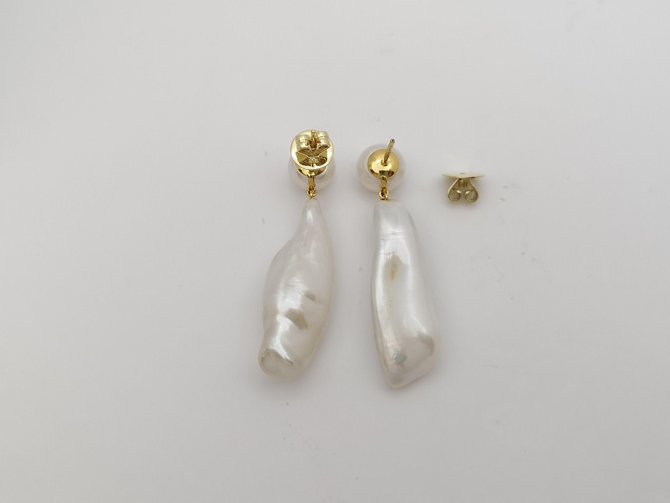 Fresh Water Pearl Earrings Set in 18 Karat Gold Settings In New Condition For Sale In Bangkok, TH