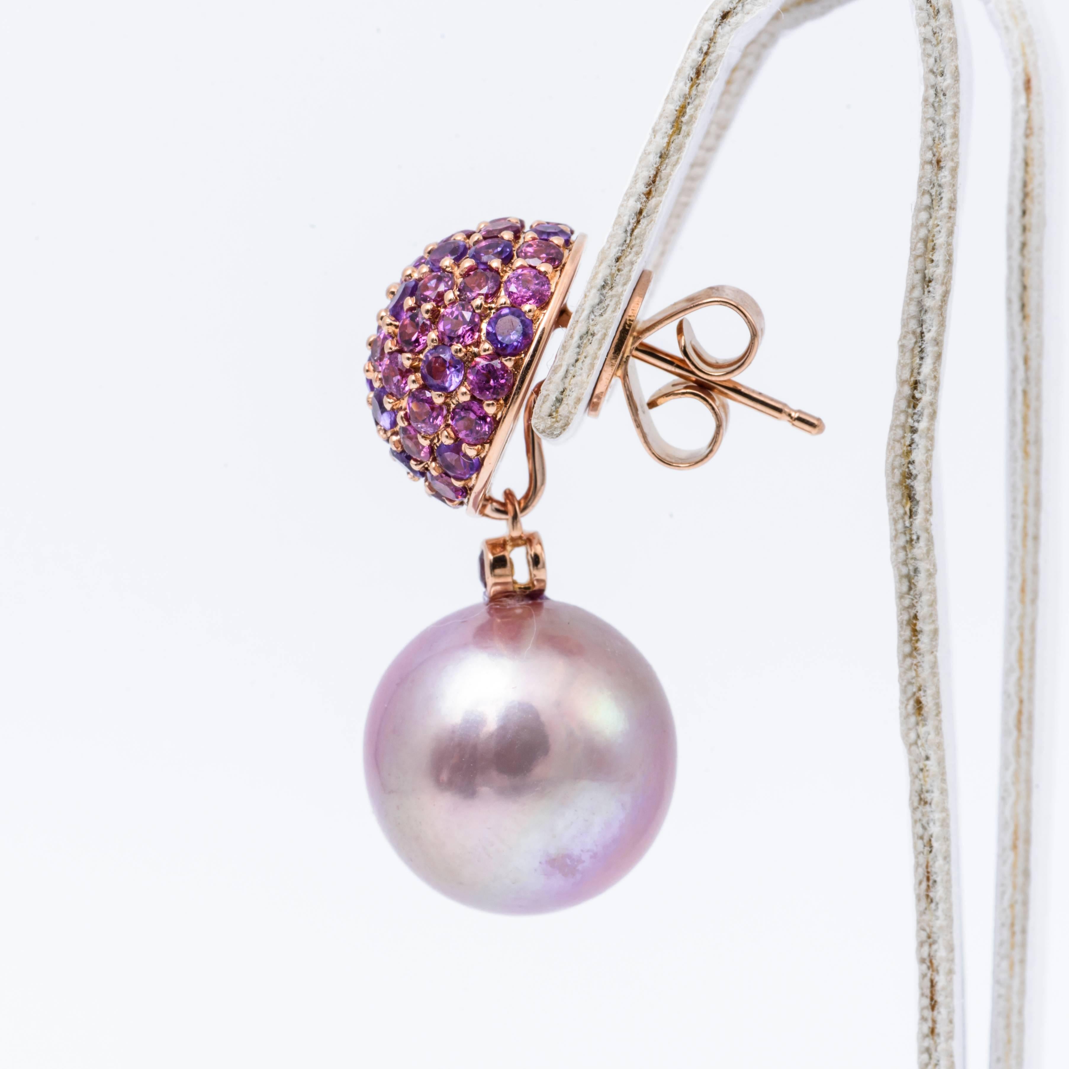 Contemporain Boucles d'oreilles en goutte en or rose 18 carats avec perles d'eau douce et améthyste rhodolite de 2,80 carats en vente