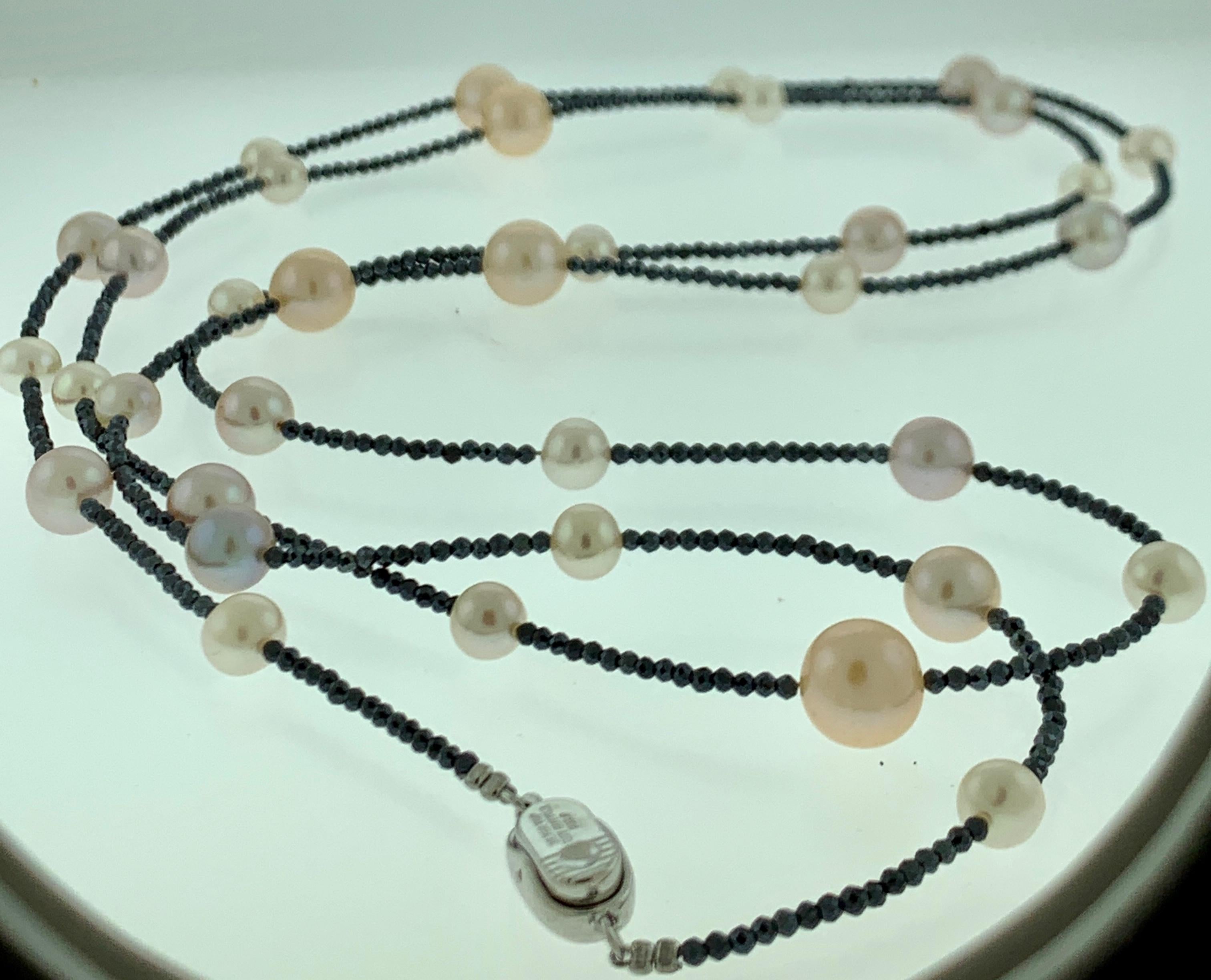 Einreihige Süßwasserperlen-Halskette mit schwarzem Spinell, Länge 46 Zoll (Perle) im Angebot