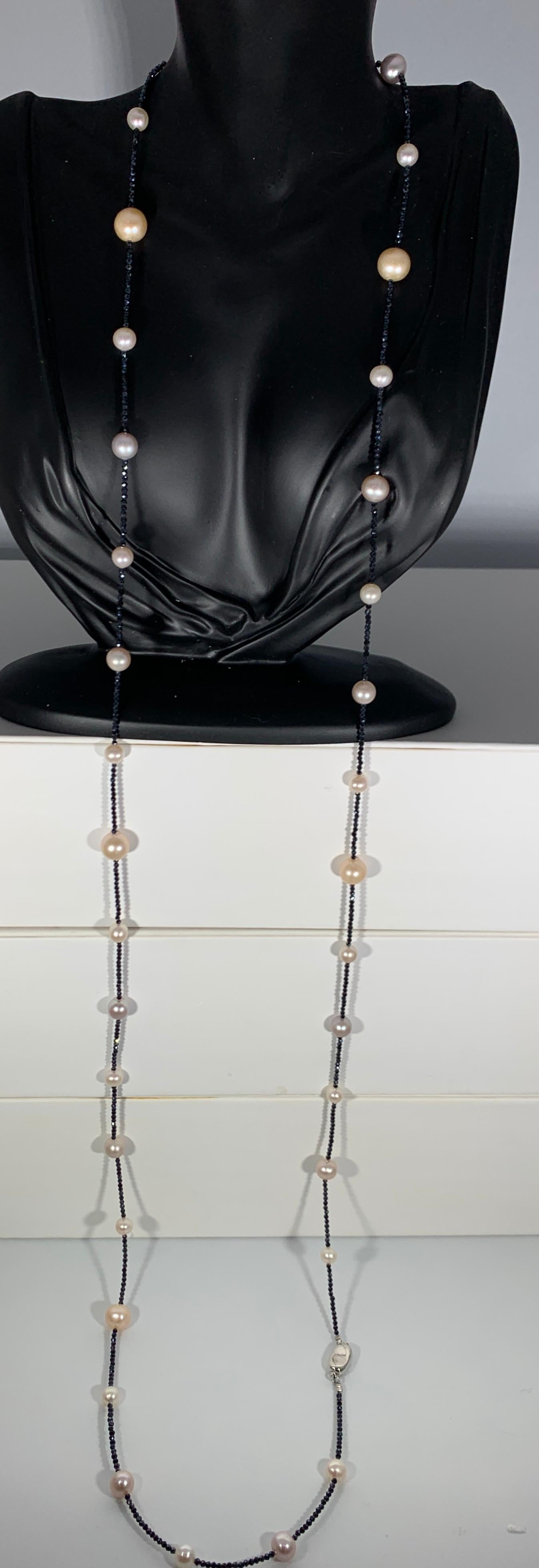 Einreihige Süßwasserperlen-Halskette mit schwarzem Spinell, Länge 46 Zoll im Zustand „Hervorragend“ im Angebot in New York, NY