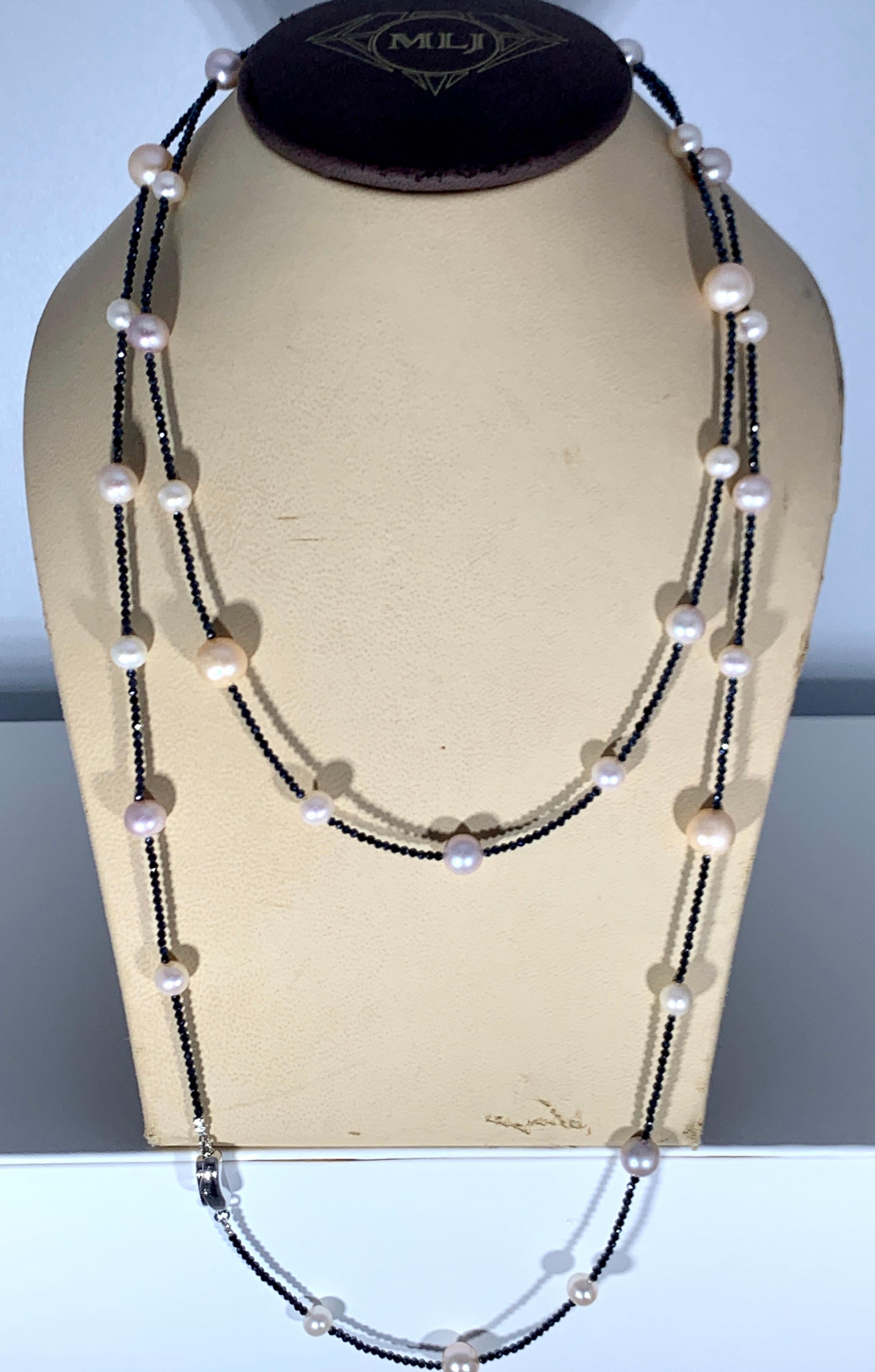 Einreihige Süßwasserperlen-Halskette mit schwarzem Spinell, Länge 46 Zoll Damen im Angebot