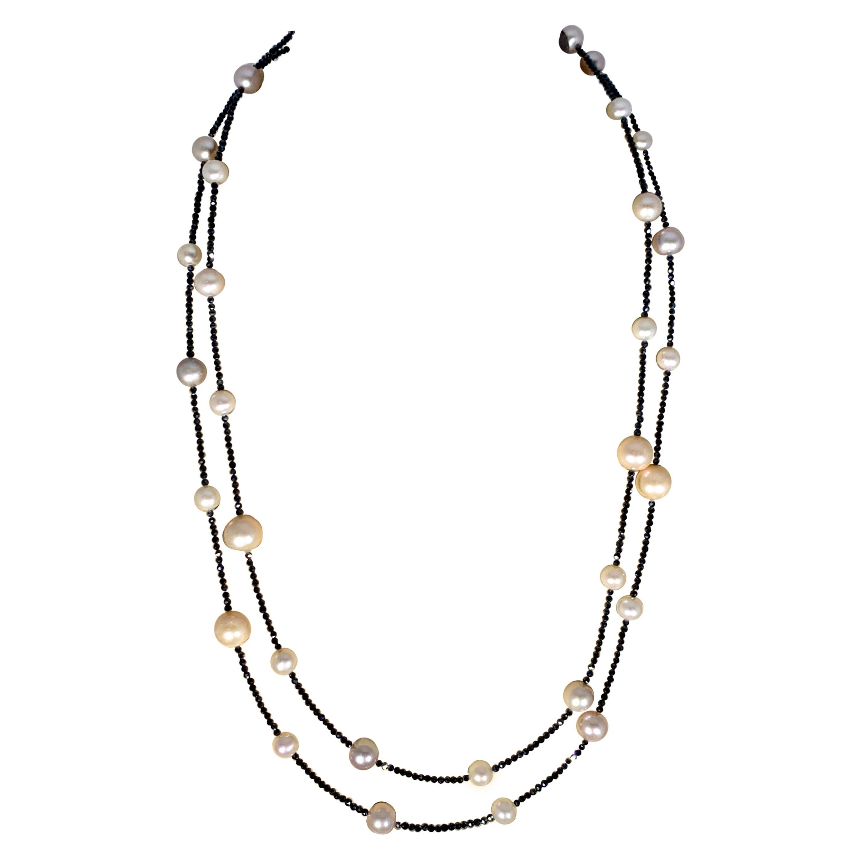 Einreihige Süßwasserperlen-Halskette mit schwarzem Spinell, Länge 46 Zoll im Angebot