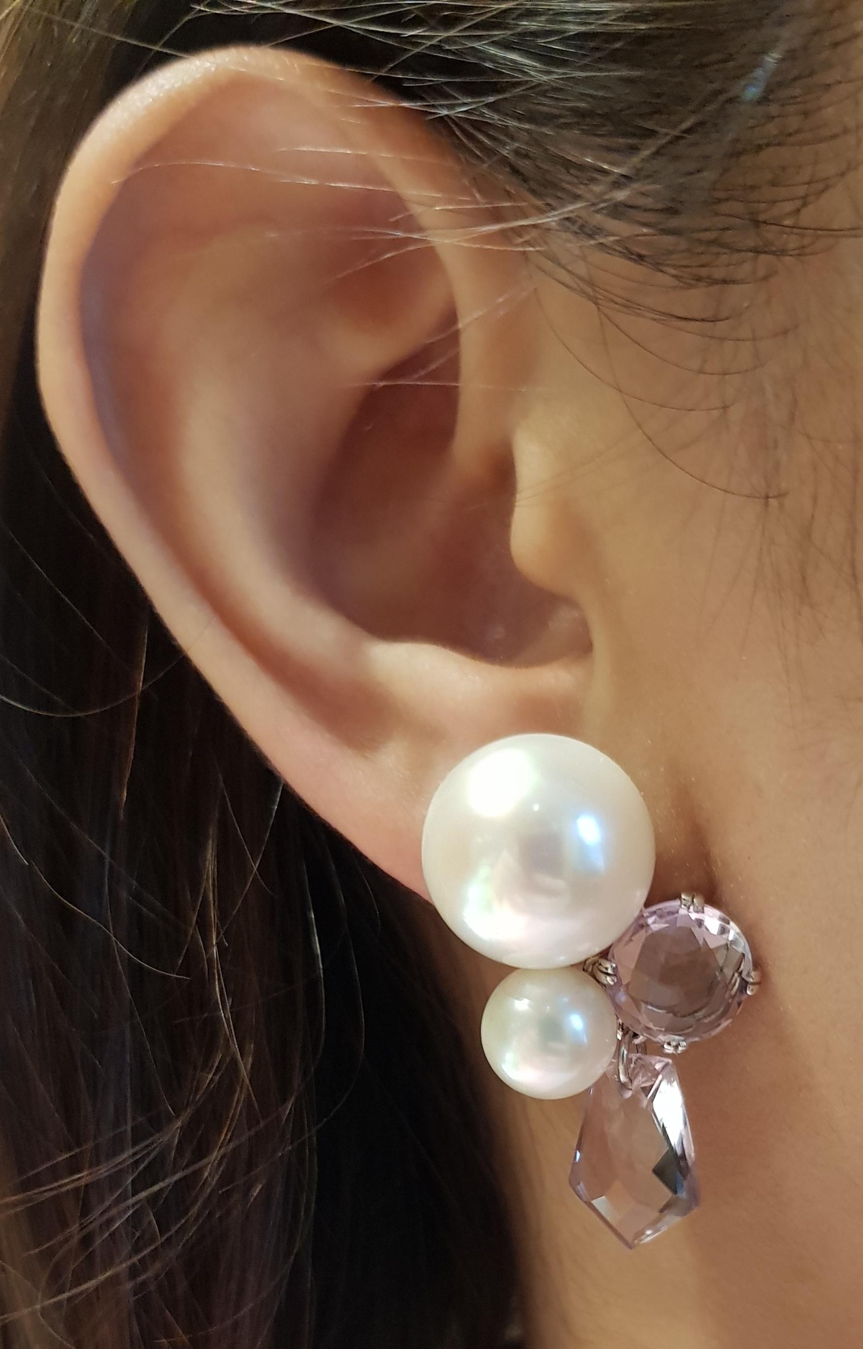 Boucles d'oreilles composées d'une perle d'eau douce et d'une améthyste de 10,78 carats serties dans une monture en or blanc 18 carats

Largeur :  2.0 cm 
Longueur :  3.5 cm
Poids total : 22,39 grammes

