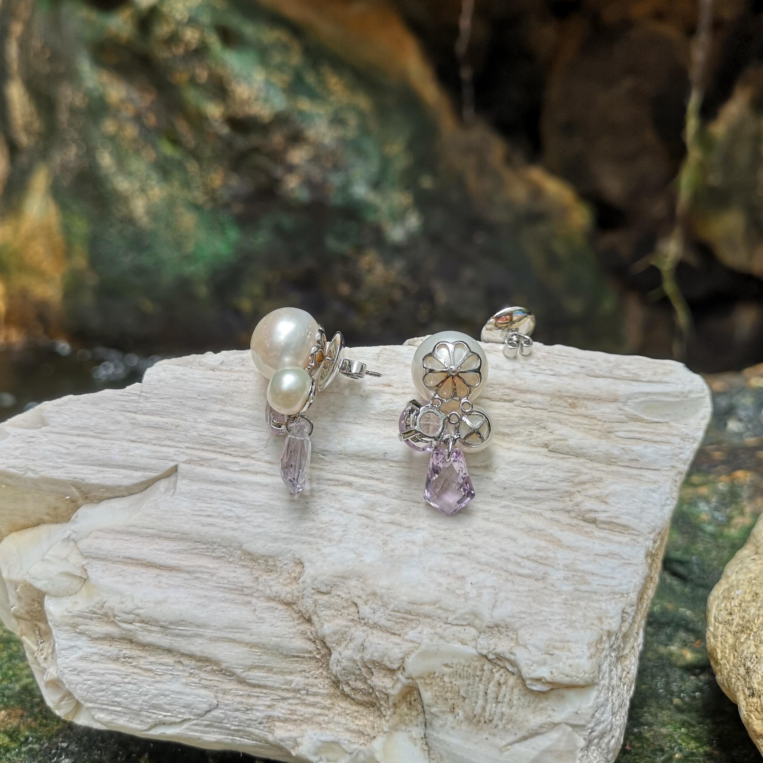 Boucles d'oreilles en or blanc 18 carats serties de perles d'eau douce et d'améthystes en vente 1