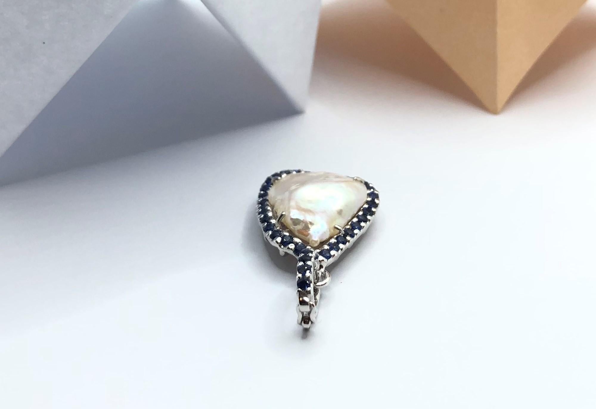 Taille mixte Pendentif en or blanc 18 carats serti de perles d'eau douce et de saphirs bleus en vente