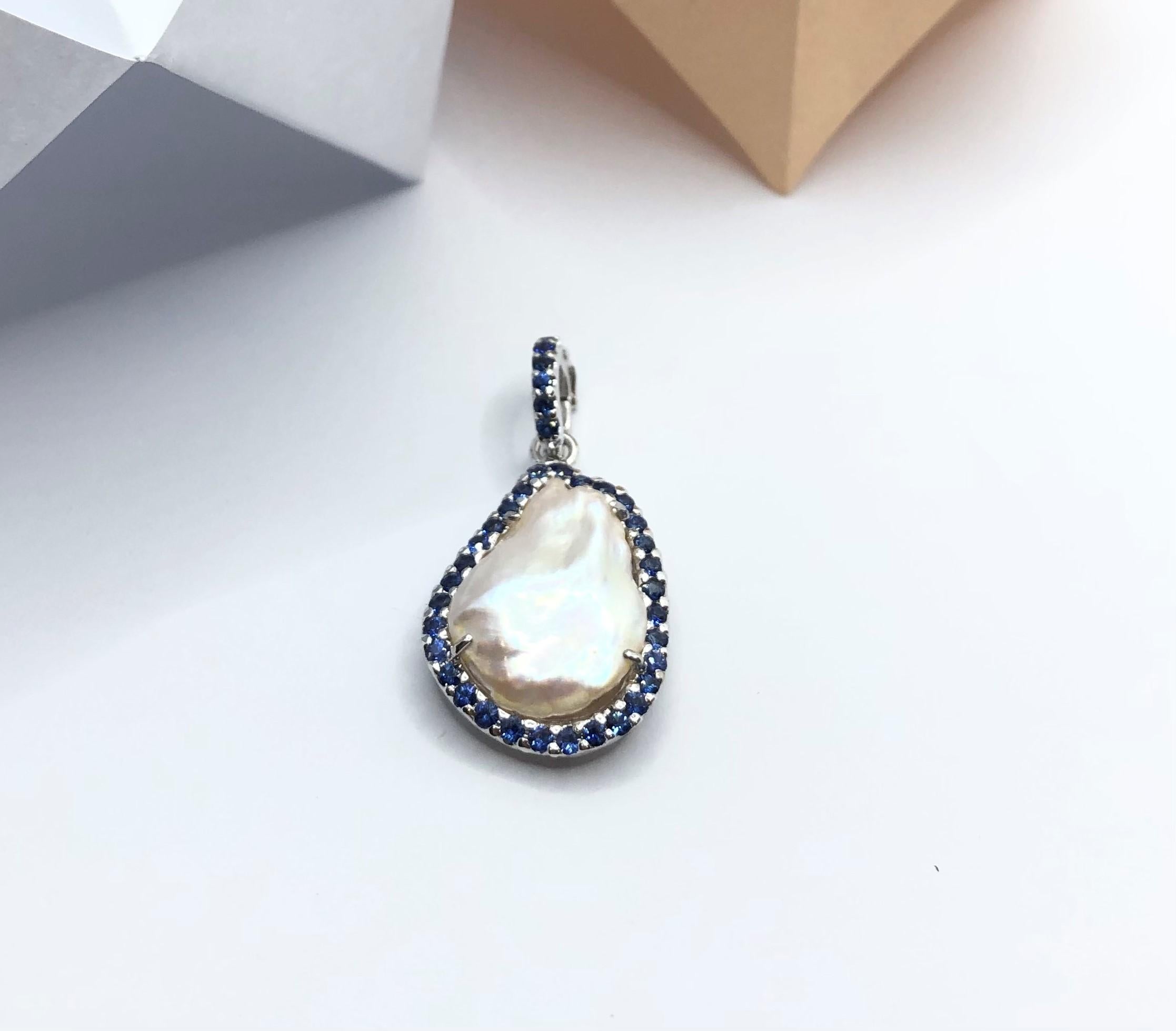 Fresh Water Pearl with Blue Sapphire Pendant Set in 18 Karat White Gold Settings In New Condition For Sale In Bangkok, TH