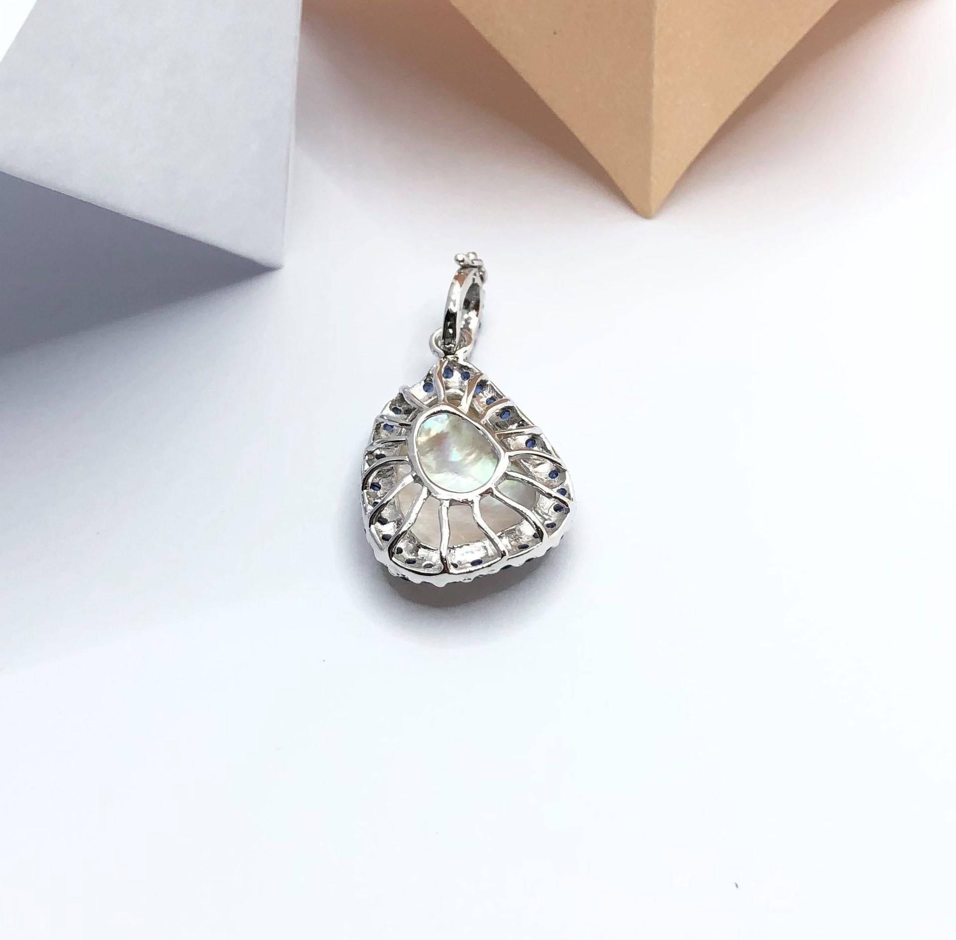 Pendentif en or blanc 18 carats serti de perles d'eau douce et de saphirs bleus Pour femmes en vente